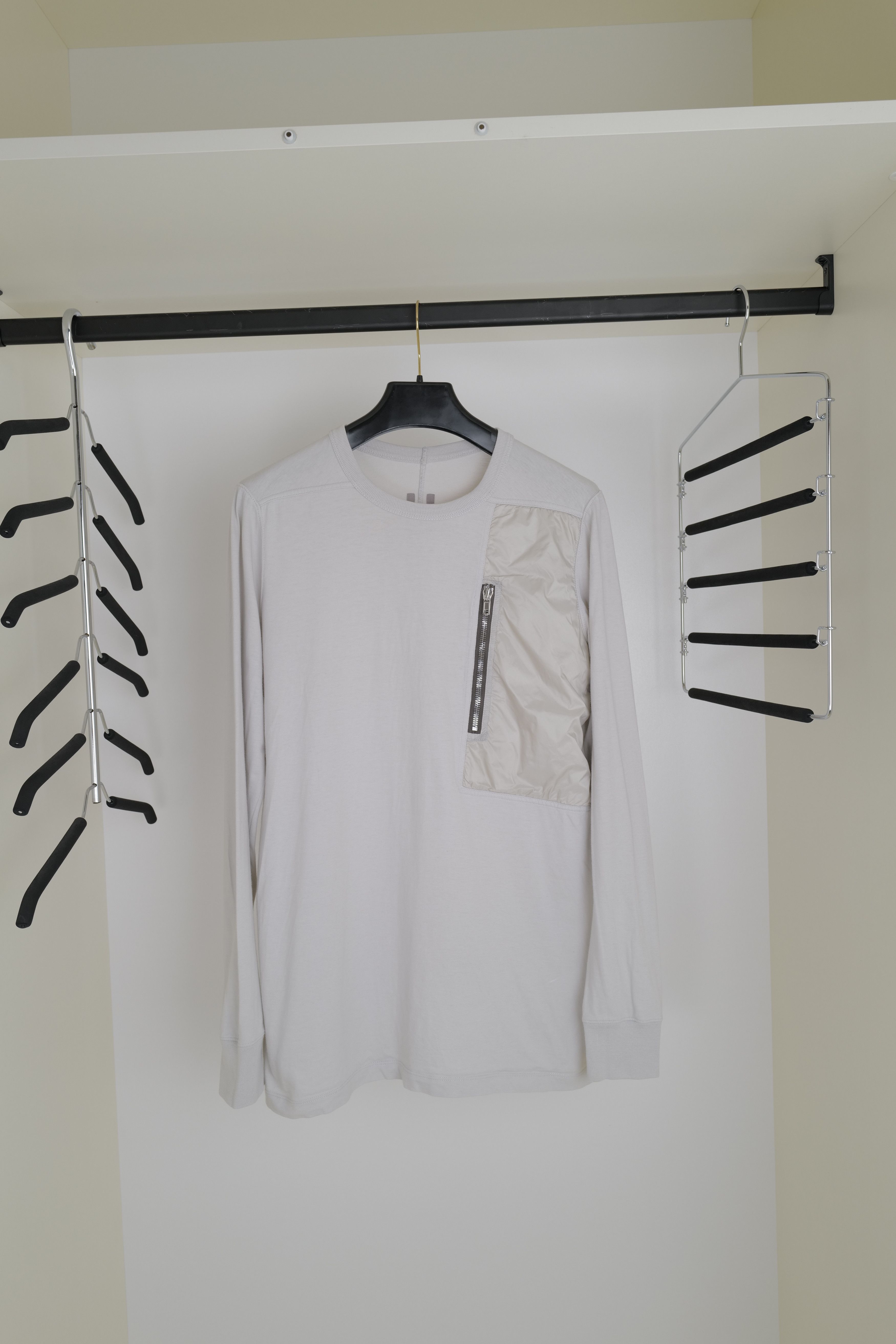 Rick Owens RICK OWENS LONG SLEEVE ZIP POCKET T-SHIRT OYSTER IN OYSTER Size US M / EU 48-50 / 2 - 1 Thumbnail