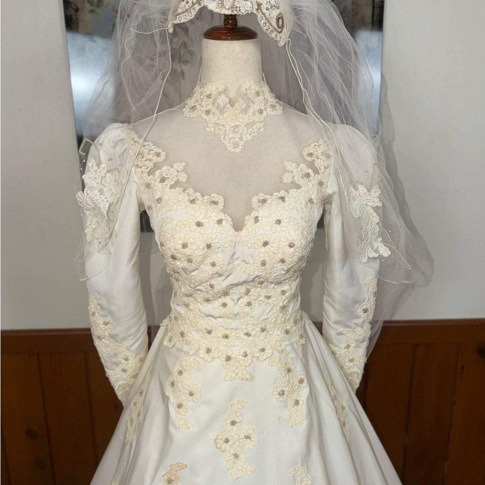 Vintage Beautiful Vintage 1980 Ivory Beaded Long Sleeve Wedding Gown Size M / US 6-8 / IT 42-44 - 3 Thumbnail