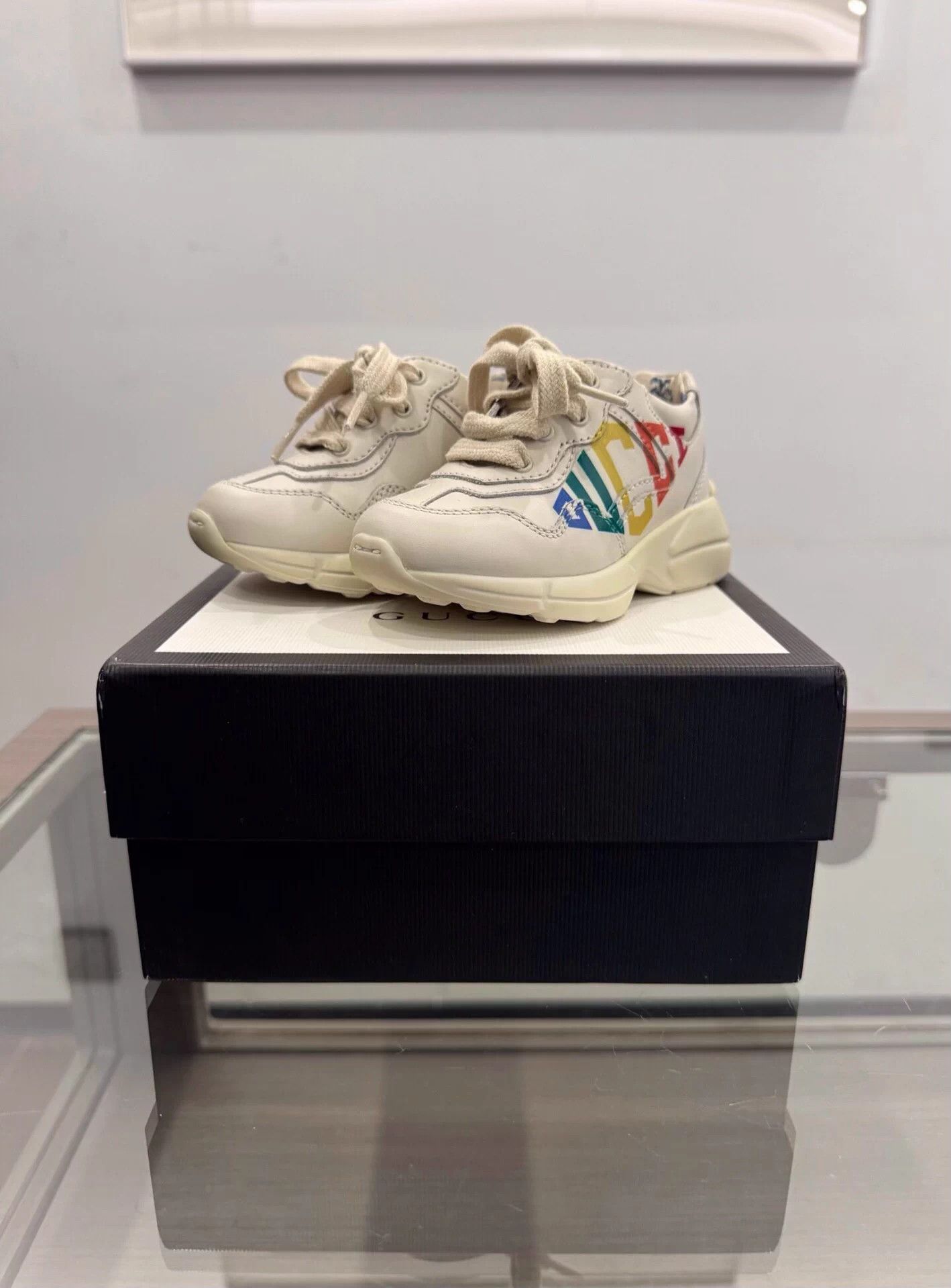 Gucci Gucci Kids Side Color Letter Logo Sneakers 20 Size US 4 / IT 34 - 1 Thumbnail