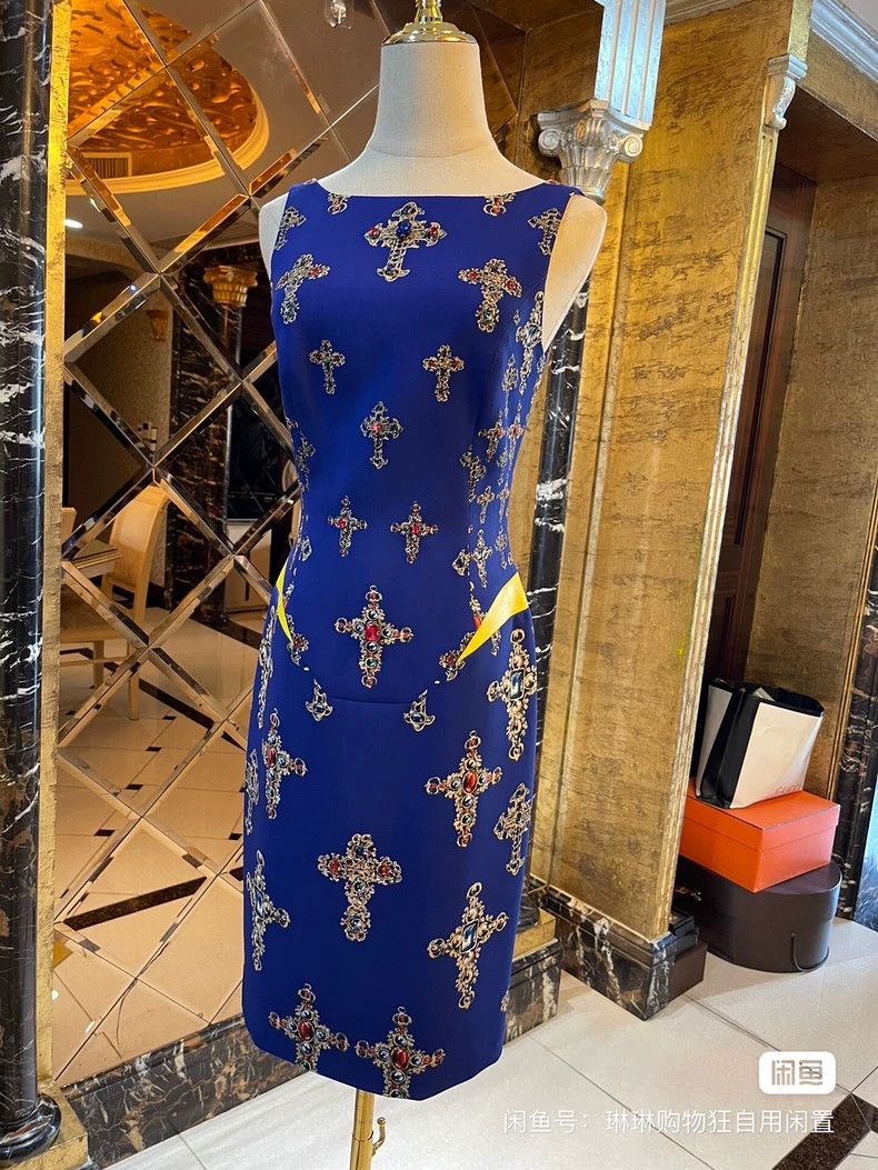 Versace Versace Three-dimensional rhinestone heavy work dress Size M / US 6-8 / IT 42-44 - 5 Thumbnail