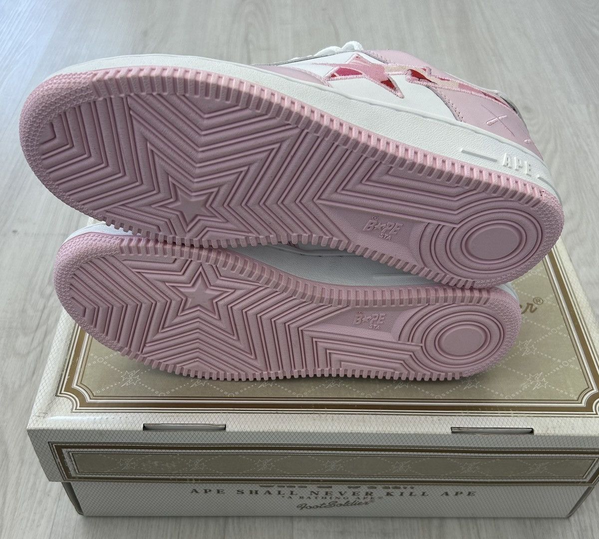 Bape VERY RARE OG 2005 A BATHING APE X KAWS PINK CAMO BAPESTA Size US 9 / EU 42 - 12 Thumbnail