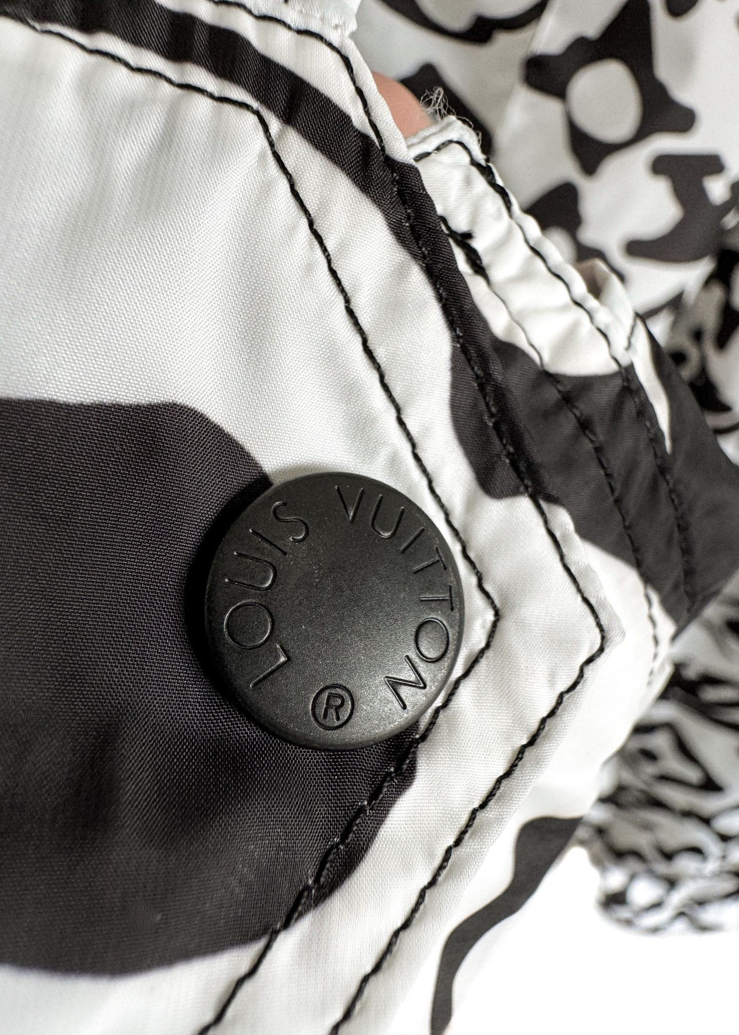 Louis Vuitton Louis Vuitton 2021 Black White Printed Cuffed Jogging Pants Size 27" / US 4 / IT 40 - 9 Thumbnail