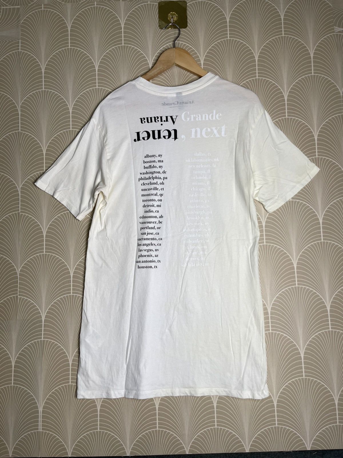 Band Tees × H&M ARIANNA GRANDE 2020 WORLD TOUR TSHIRT Size XS / US 0-2 / IT 36-38 - 2 Thumbnail