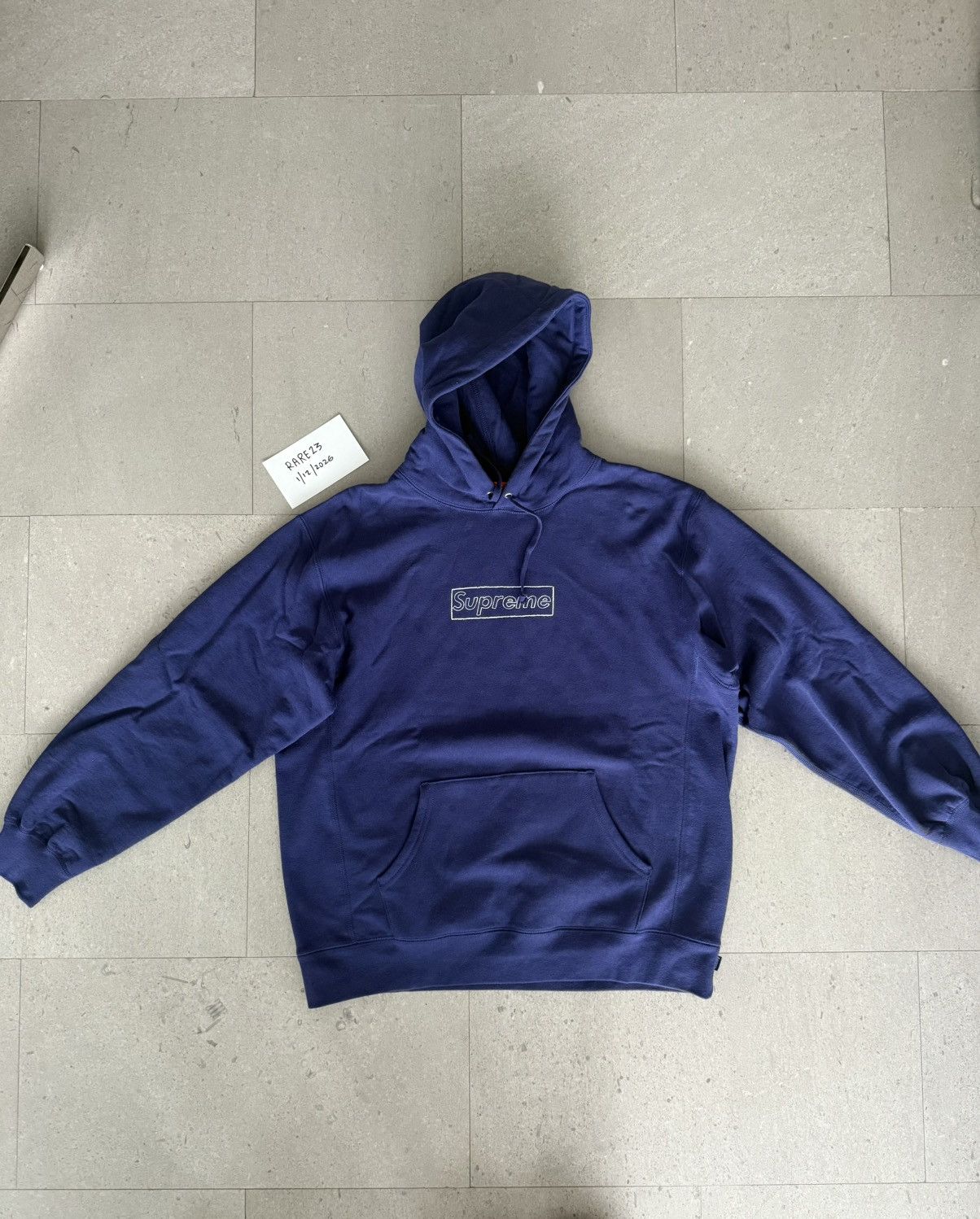 Supreme Supreme x KAWS Chalk Logo in washed navy Size US L / EU 52-54 / 3 - 1 Thumbnail