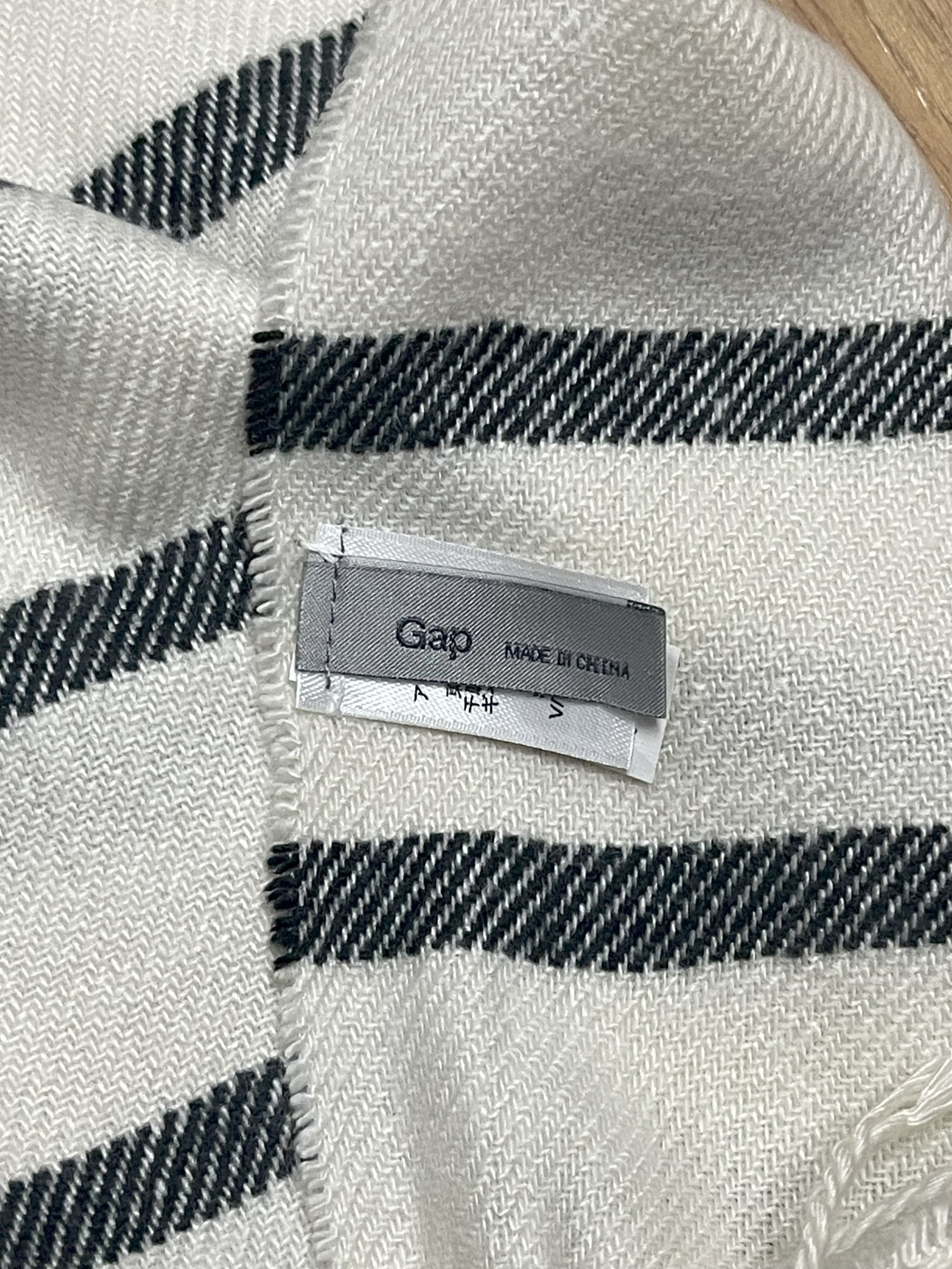 Gap Vintage GAP Big Scarf / Muffler - 6057 Size ONE SIZE - 8 Thumbnail