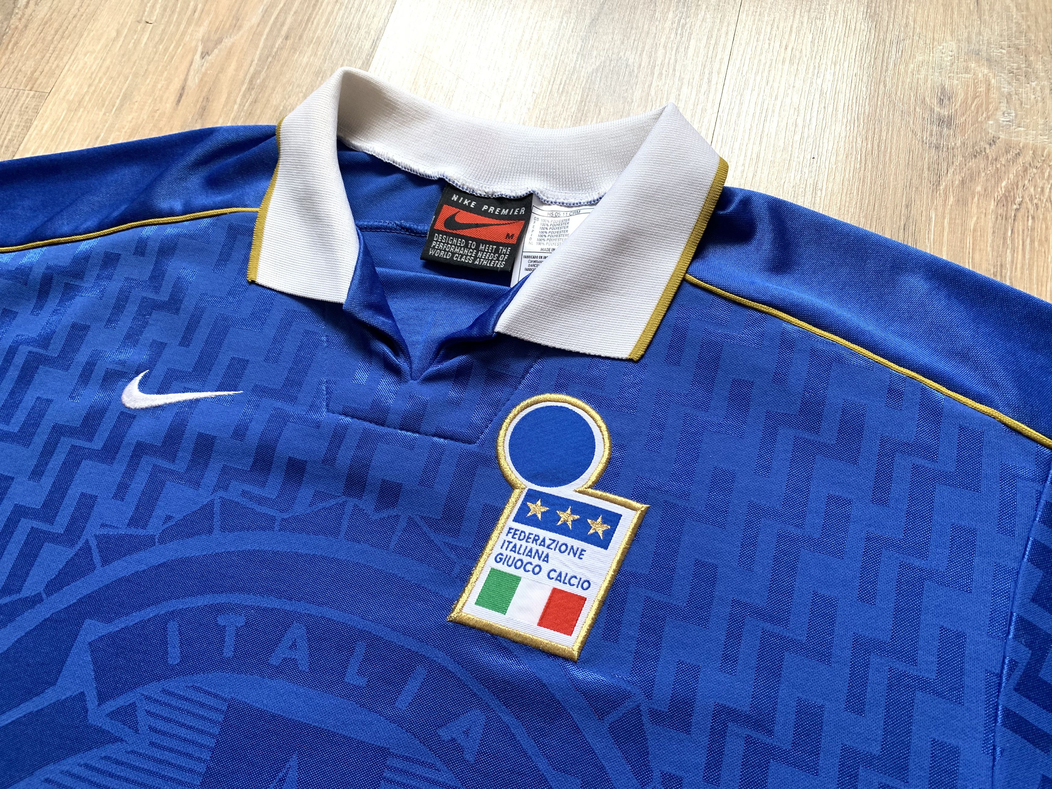 Nike × Vintage Vintage Nike Italy Home Football Shirt 1994-1996 Size US M / EU 48-50 / 2 - 4 Thumbnail