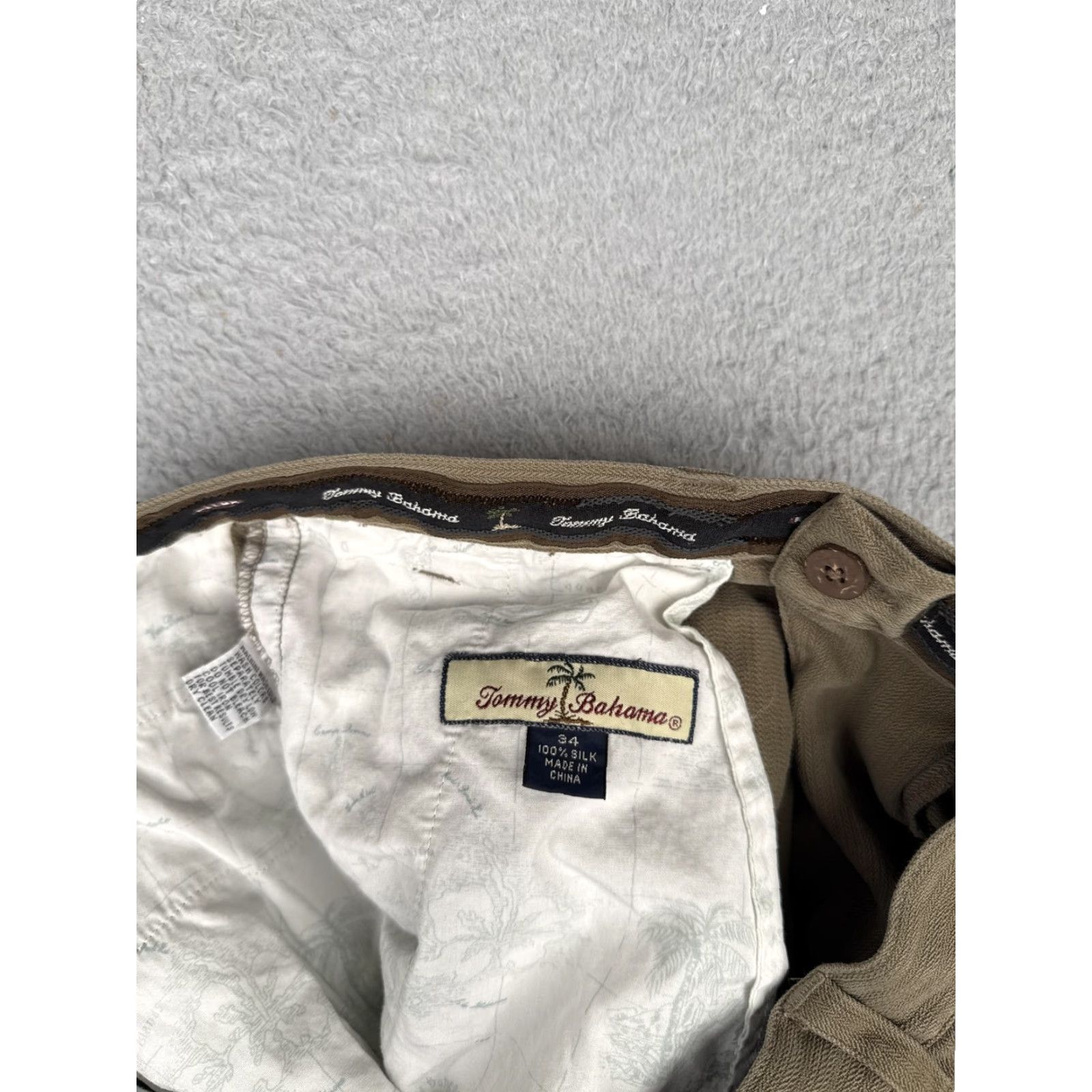 Tommy Bahama VINTAGE Tommy Bahama Chino Shorts Mens 34 Khaki Silk 100% Relaxed Pleated Herringbone Golf/Beach Casual Mens Regular 34 Khaki Silk Chino Shorts Mens Size US 34 / EU 50 - 7 Thumbnail