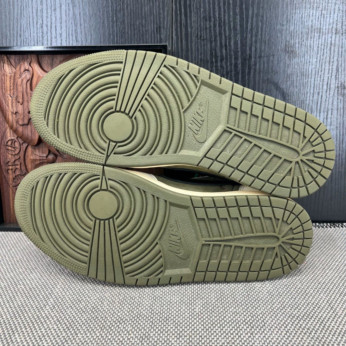 Hermes AJ1 Low TS, Beige/Green Reverse Swoosh 8.0 Size US 8 / EU 41 - 7 Thumbnail