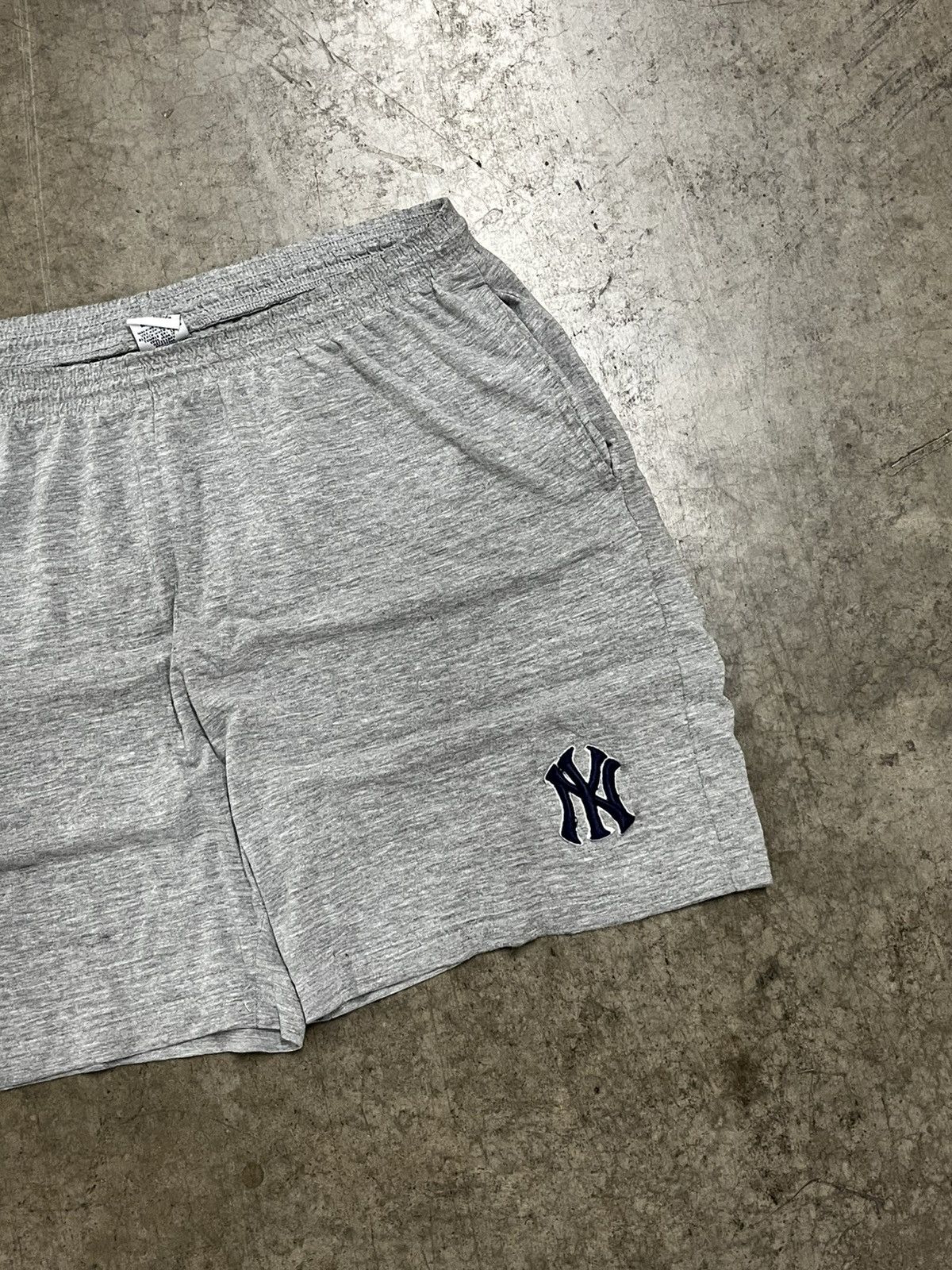 Vintage NY Yankees vintage shorts streetwear hype rare 90s y2k Size US 34 / EU 50 - 3 Thumbnail