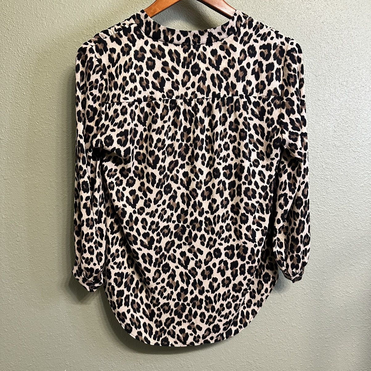 Vince Camuto Vince Camuto Women’s Cheetah Print V-Neck Blouse Size XS / US 0-2 / IT 36-38 - 2 Thumbnail