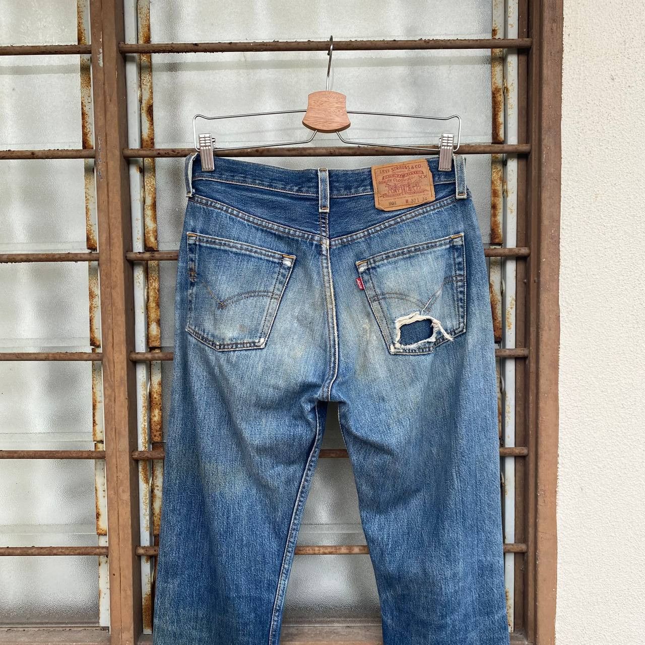 Levi's Vintage Clothing × Vintage VINTAGE LEVIS 501 DISTRESSED DIRTY JEAN KURT COBAIN BJ07-07 Size US 29 - 7 Thumbnail