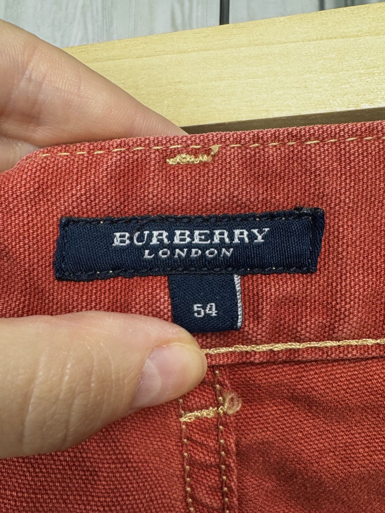 Burberry Burberry London brick red cotton cargo nova check shorts Size US 38 / EU 54 - 12 Thumbnail