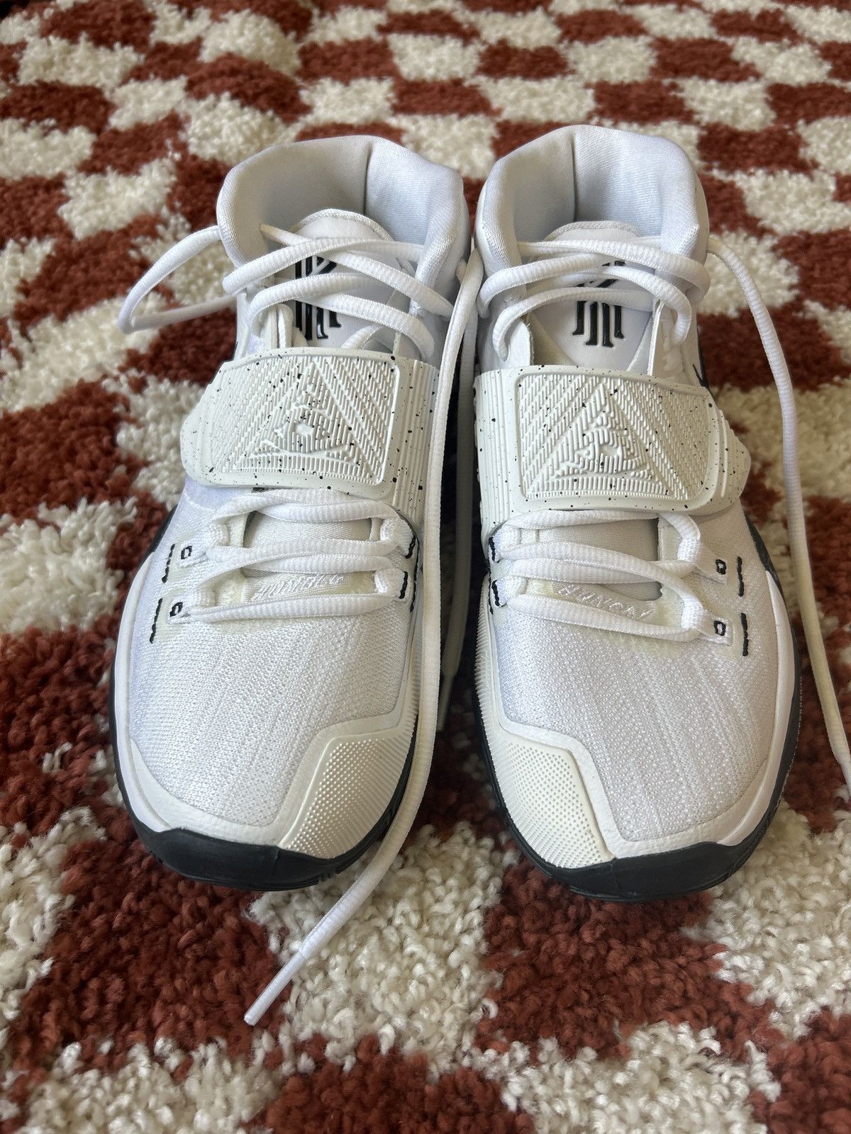 Nike Kyrie Oreo Size US 6.5 / EU 39-40 - 6 Thumbnail