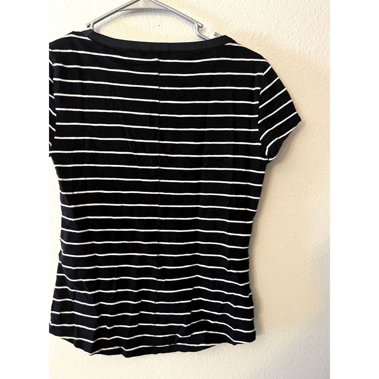 White House Black Market White House Black Market Shirt XS Black and White Striped Cap Sleeve Button Shoulder Tee Womens Regular XS Short Sleeve Size XS / US 0-2 / IT 36-38 - 3 Thumbnail