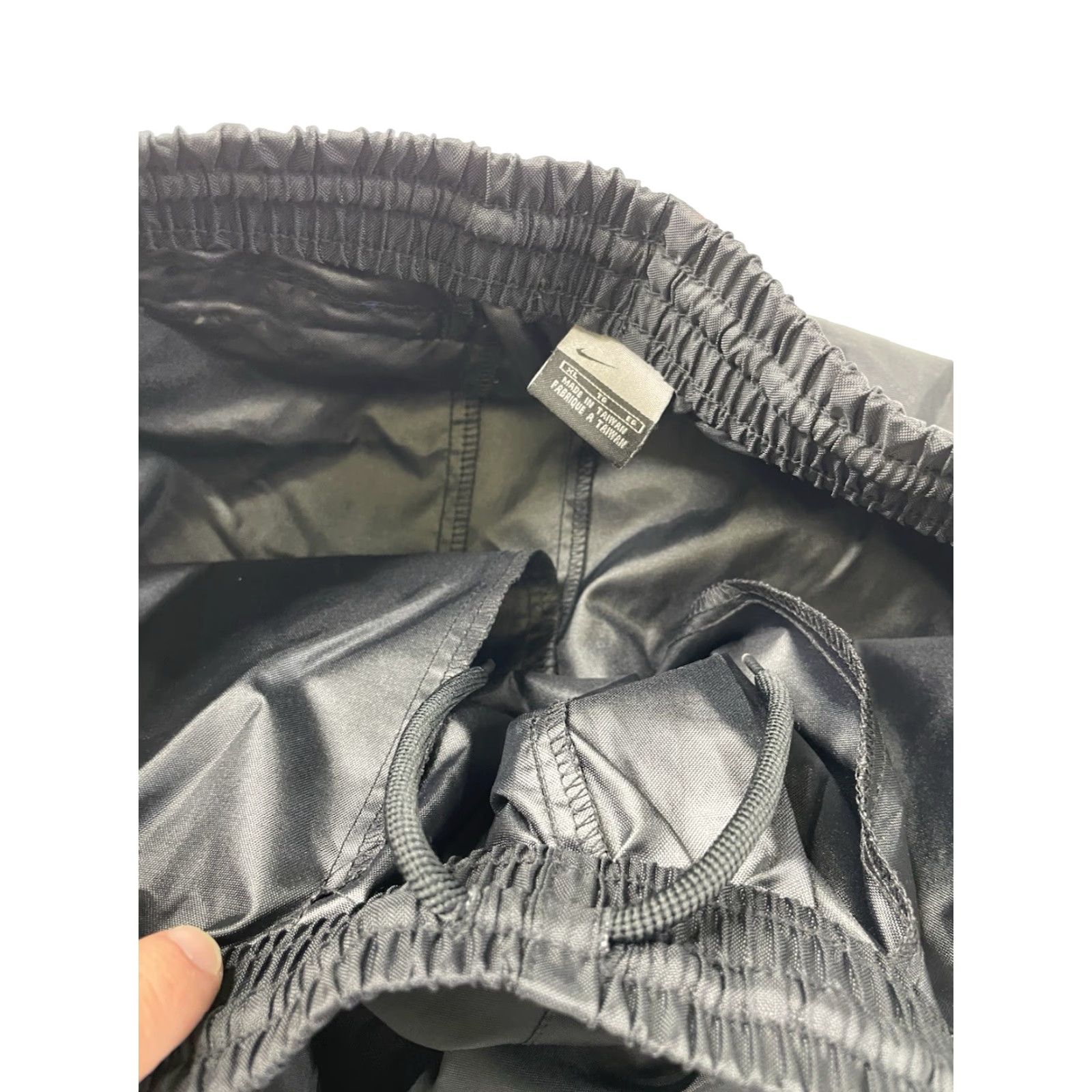 Nike VINTAGE Nike Swoosh Nylon Windbreaker Pants XL Black Track Men Regular Size XL Black Track Pants Streetwear Activewear 90s Size US 36 / EU 52 - 7 Thumbnail
