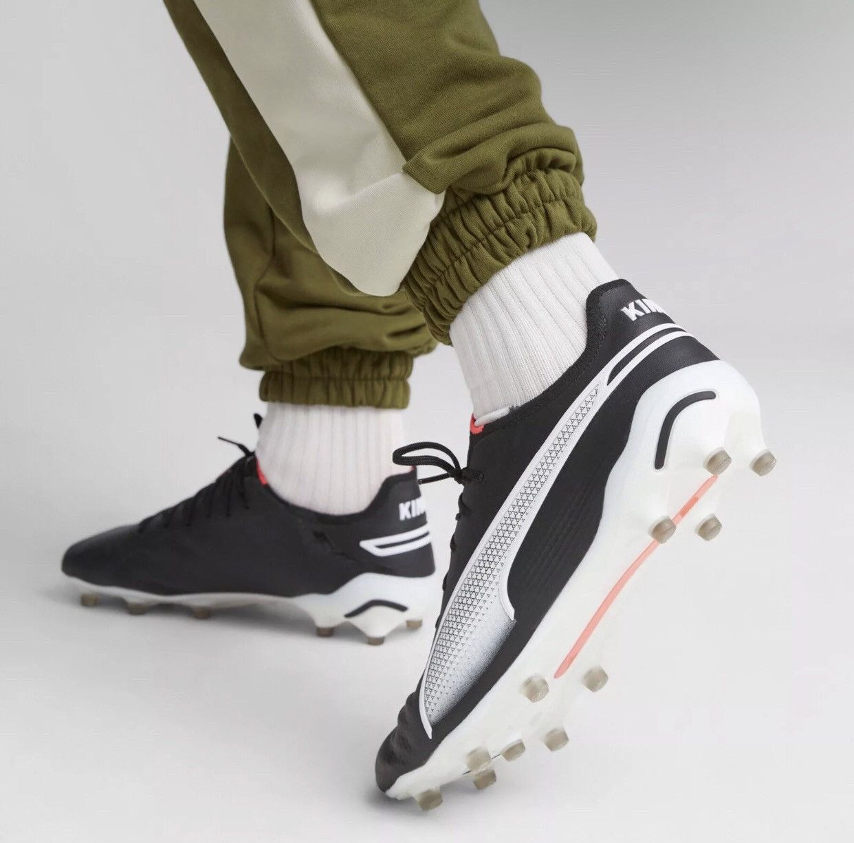 Puma Size 11.5 - Puma King Ultimate FG/AG Black/White Size US 11.5 / EU 44-45 - 1 Thumbnail