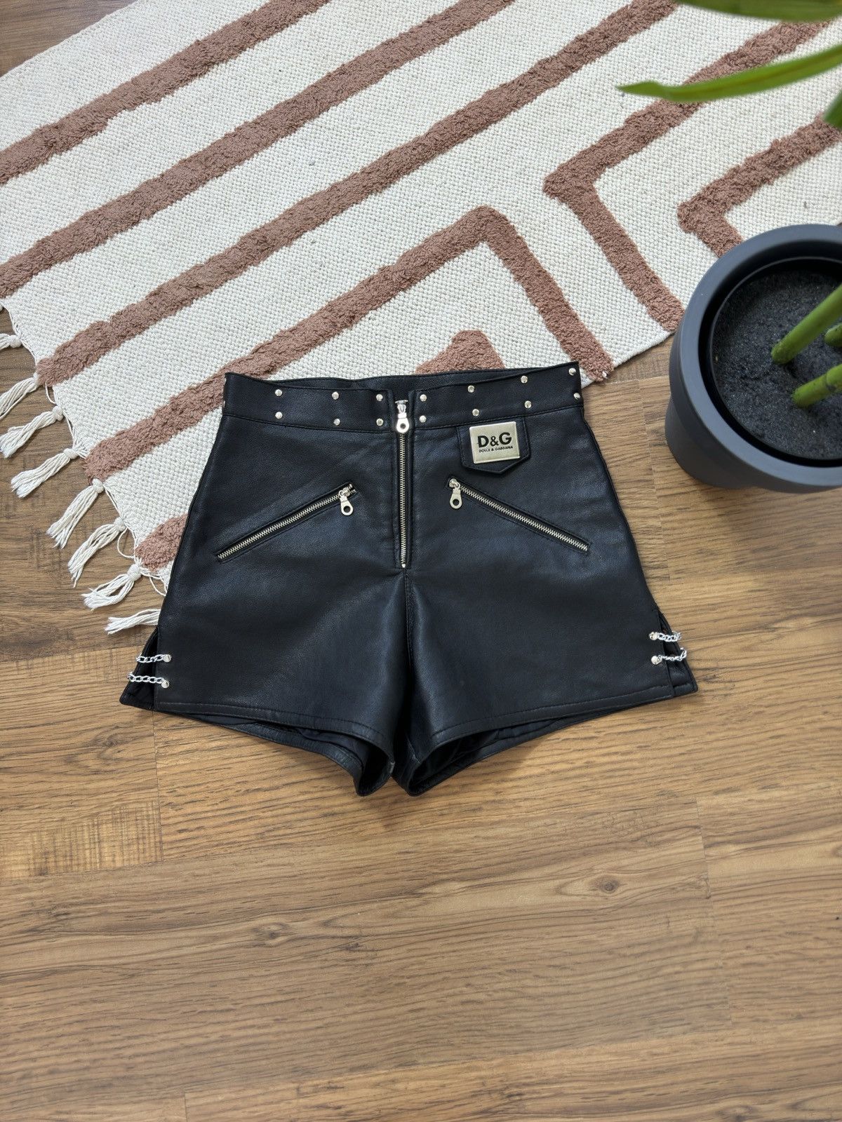 Vintage DOLCE GABBANA STYLE “LEATHER” SHORTS Size 27" / US 4 / IT 40 - 1 Thumbnail
