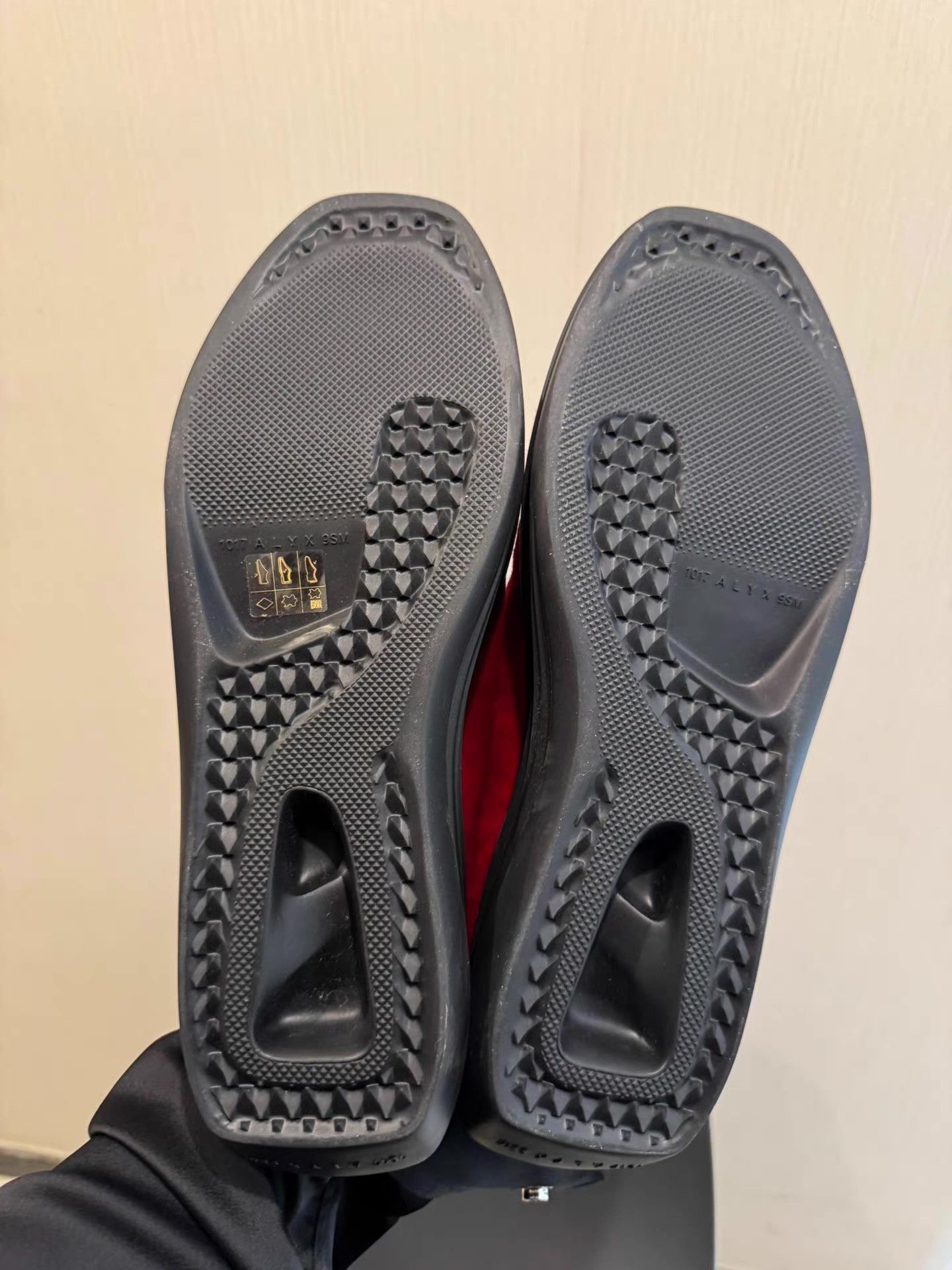1017 ALYX 9SM 1017 ALYX 9SM horsehair slippers, mule slides。 Q8 Size US 10 / EU 43 - 4 Thumbnail