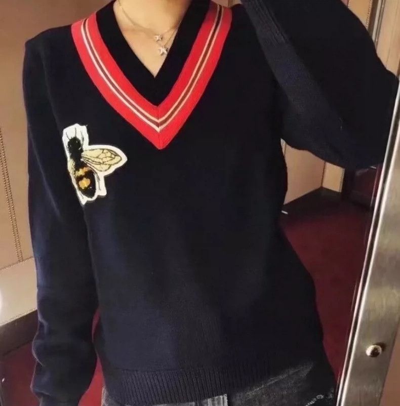Gucci Gucci Dark blue bee embroidery V-neck wool long-sleeved swe Size US L / EU 52-54 / 3 - 9 Thumbnail