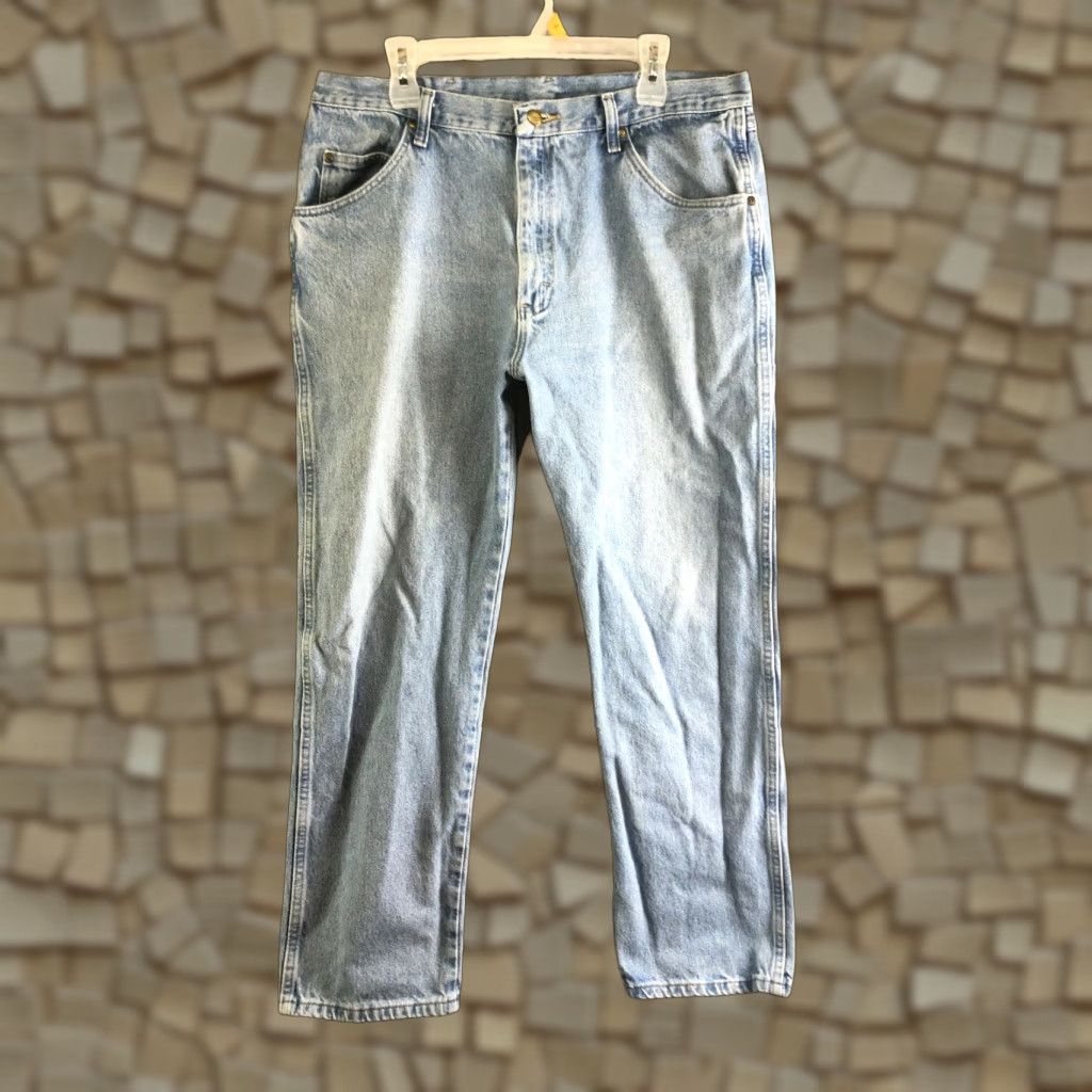 Wrangler Wrangler Mens 38x30 Regular Fit Mid Rise Straight Leg Medium Wash Blue Jean Size US 38 / EU 54 - 1 Thumbnail