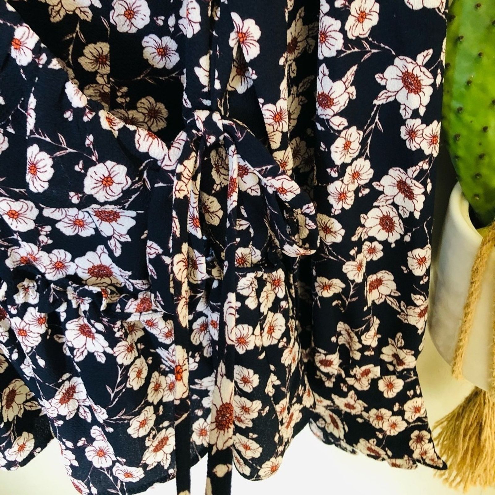 Macys Floral Wrap Front Blouse Size M / US 6-8 / IT 42-44 - 4 Thumbnail