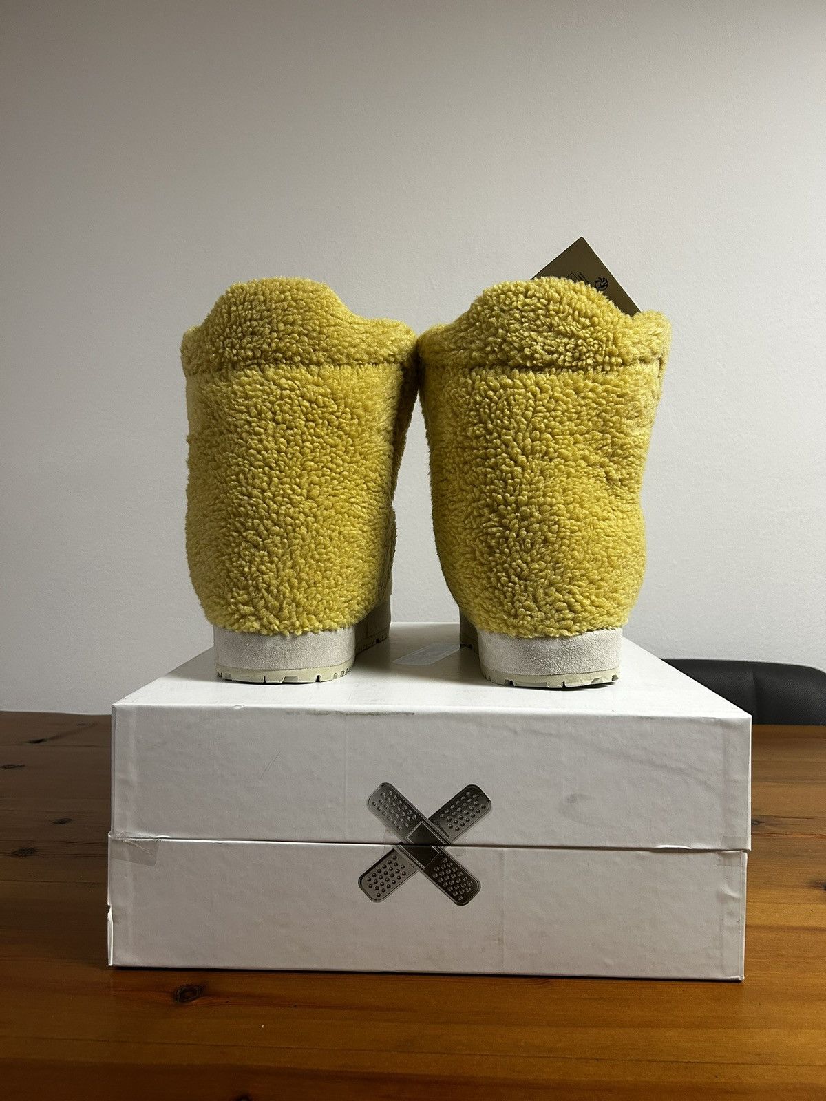 PDF PDF CHANNEL NEVE FUR BOOTS Size US 10 / EU 43 - 5 Thumbnail