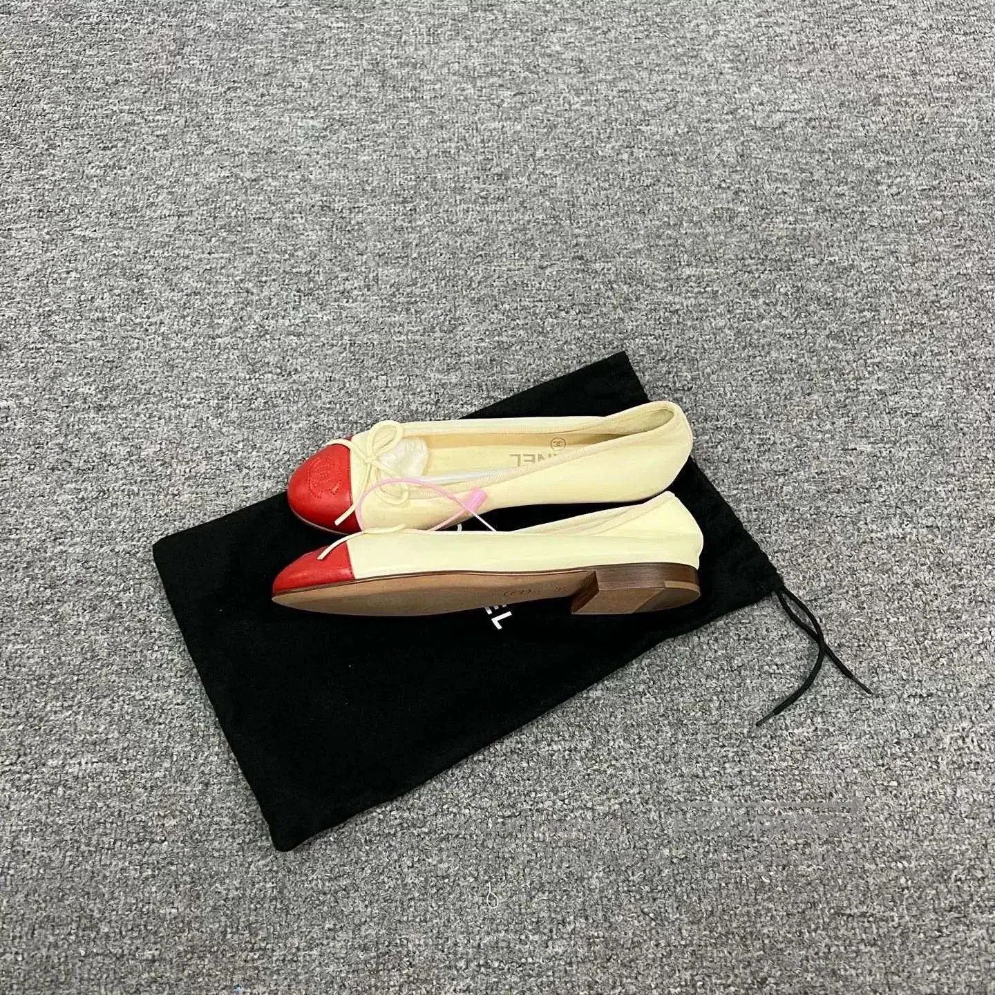 Chanel Chanel Spliced Bow Ballet Flats. Size US 4 / IT 34 - 2 Thumbnail