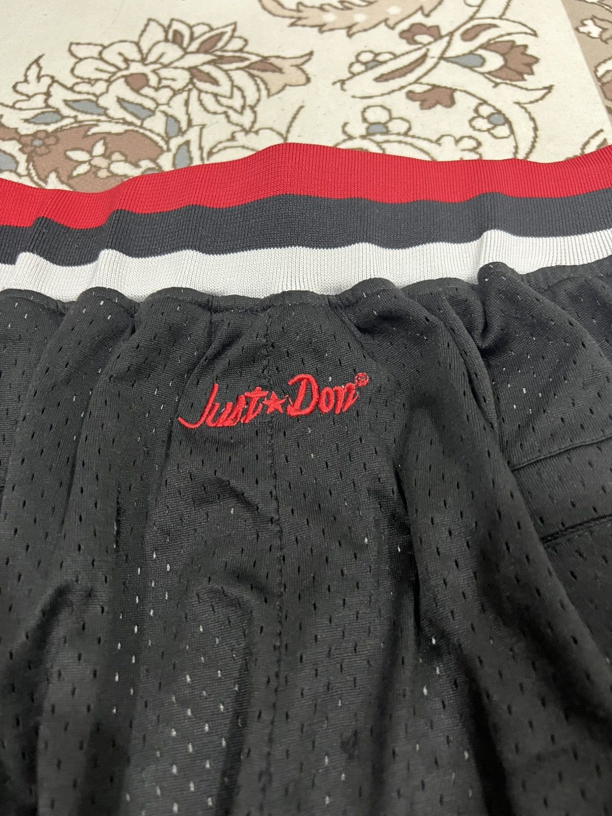 Just Don Vintage 1997/98 Just Don Chicago Bulls Mesh NBA Shorts Size US 32 / EU 48 - 5 Thumbnail