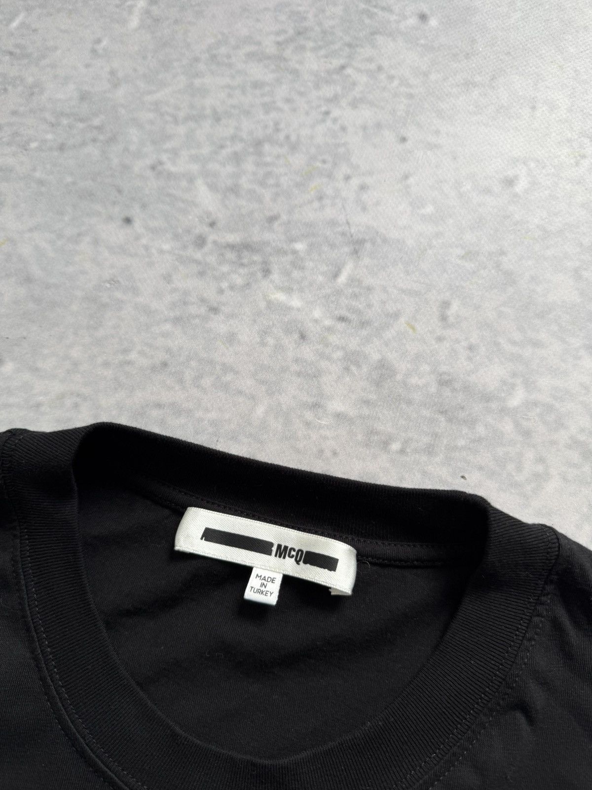 Alexander McQueen × Vintage Alexander McQueen tee black tee centre logo Size US L / EU 52-54 / 3 - 3 Thumbnail