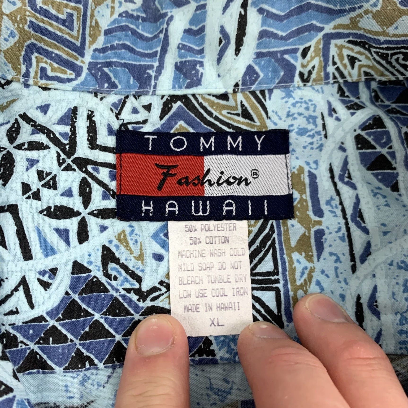 Tommy Hilfiger VINTAGE Tommy Hilfiger Hawaiian Button Up Shirt Adult XL Blue Tropical Fashion Floral Short Sleeve Button-Up 90s Mens Size US XL / EU 56 / 4 - 3 Thumbnail