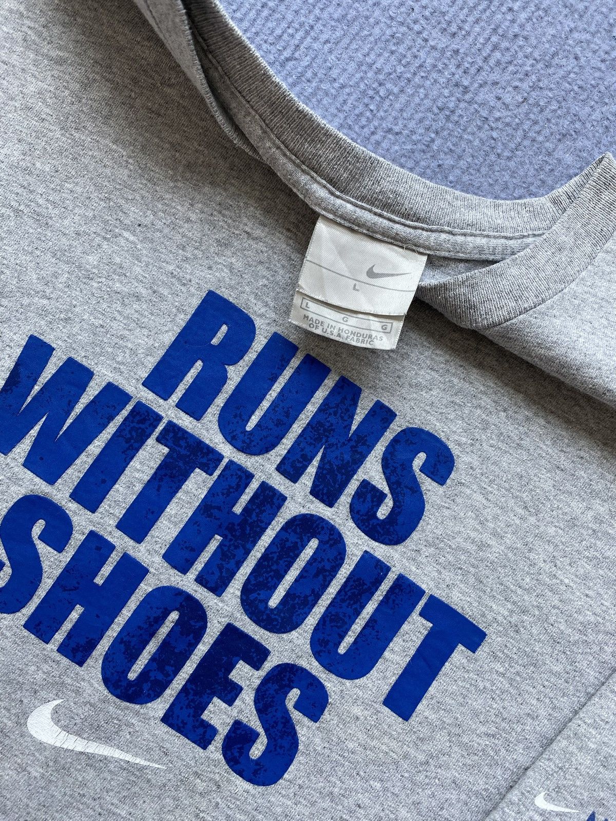 Nike Vintage 00’s Grey Nike “Runs Without Shoes“ Tee✨ Size US L / EU 52-54 / 3 - 3 Thumbnail
