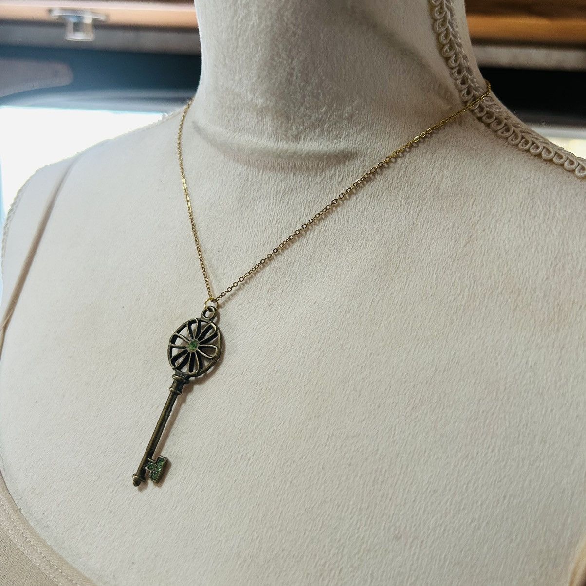 Handmade Handcrafted vintage peridot stone skeleton key necklace Size ONE SIZE - 3 Thumbnail
