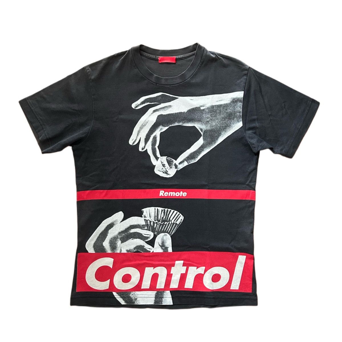 Designer × Japanese Brand × Vintage Barbara Kruger x Uniqlo “Remote Control” Tee Size US S / EU 44-46 / 1 - 1 Thumbnail