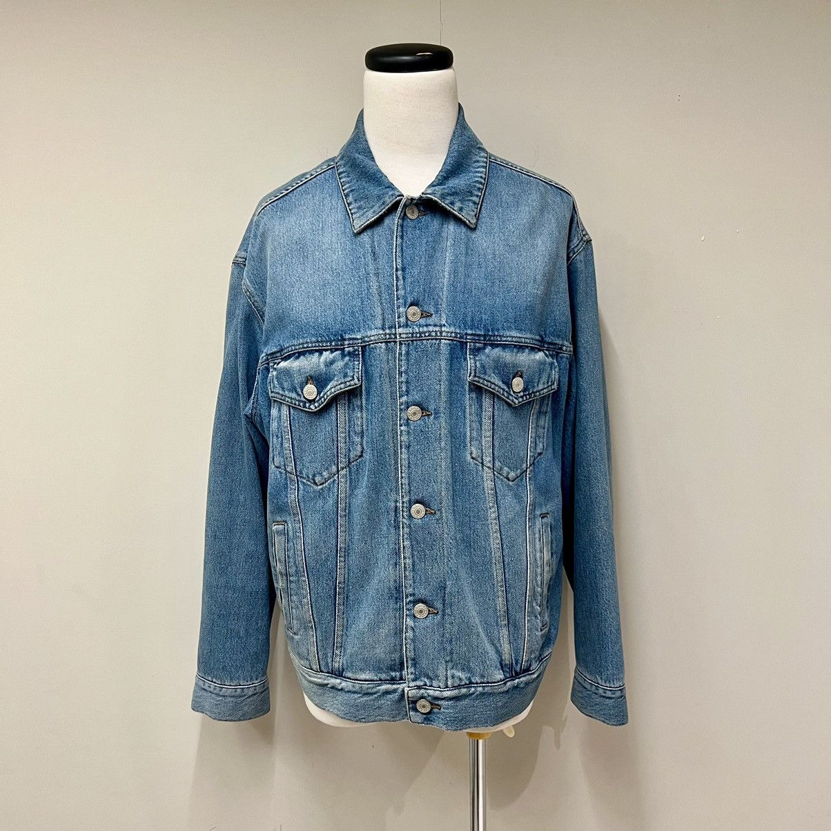 image of Gucci Tiger Embroideried Overiszed Denim Jacket in Blue, Men's (Size Small)