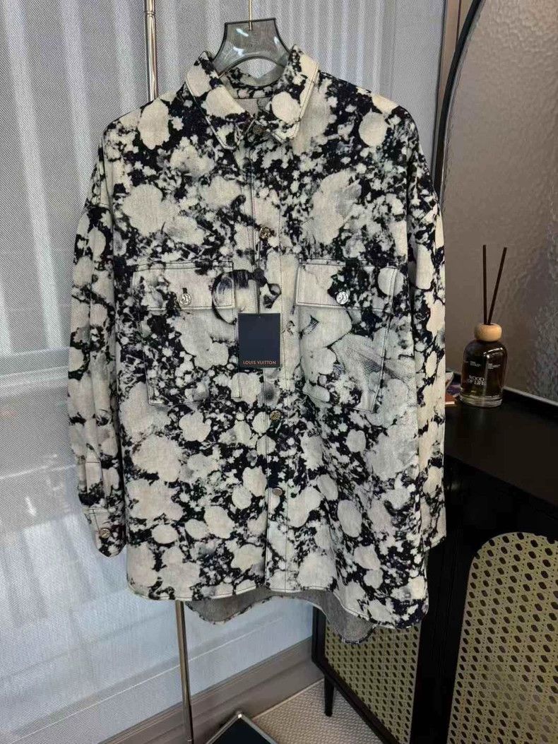 Louis Vuitton Louis Vuitton Wizard of Oz Sleeping Beauty Tie-Dye Denim J Size US S / EU 44-46 / 1 - 1 Thumbnail