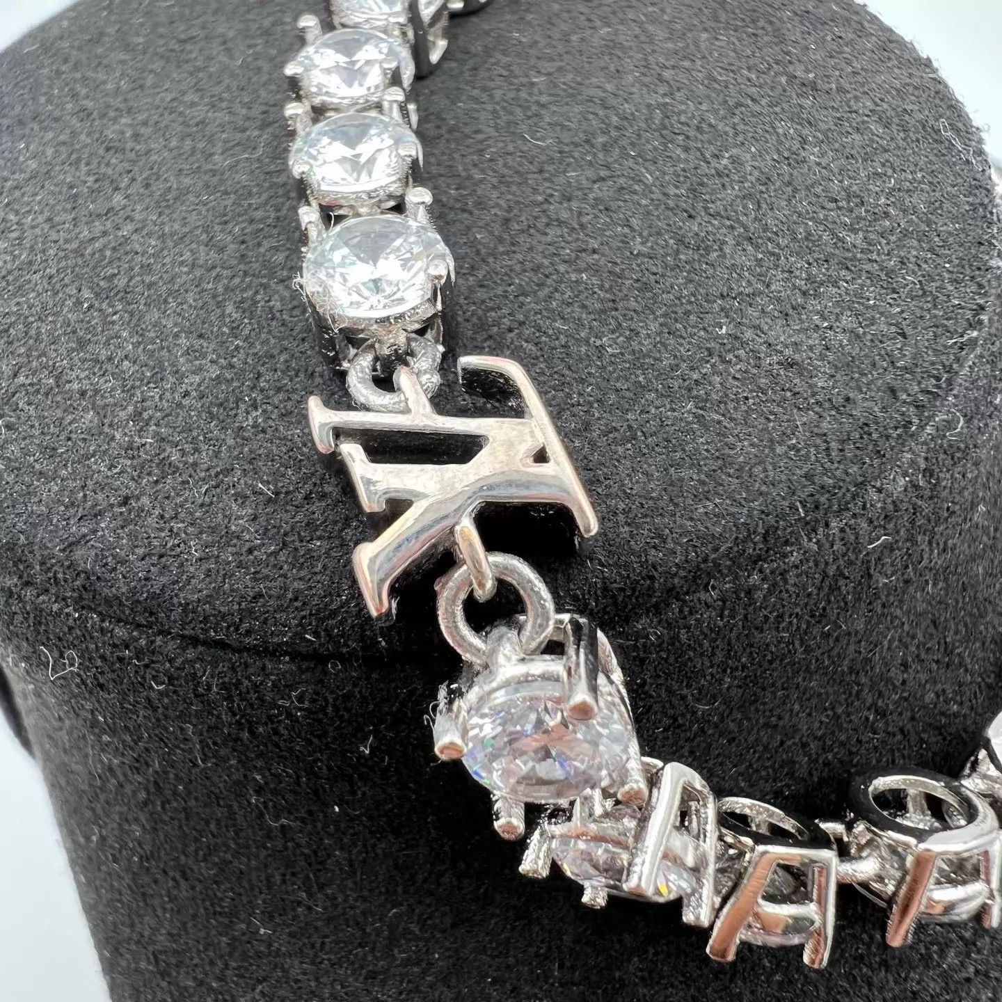 Louis Vuitton LV crystals white flower clasp bracelet L new Size ONE SIZE - 3 Thumbnail