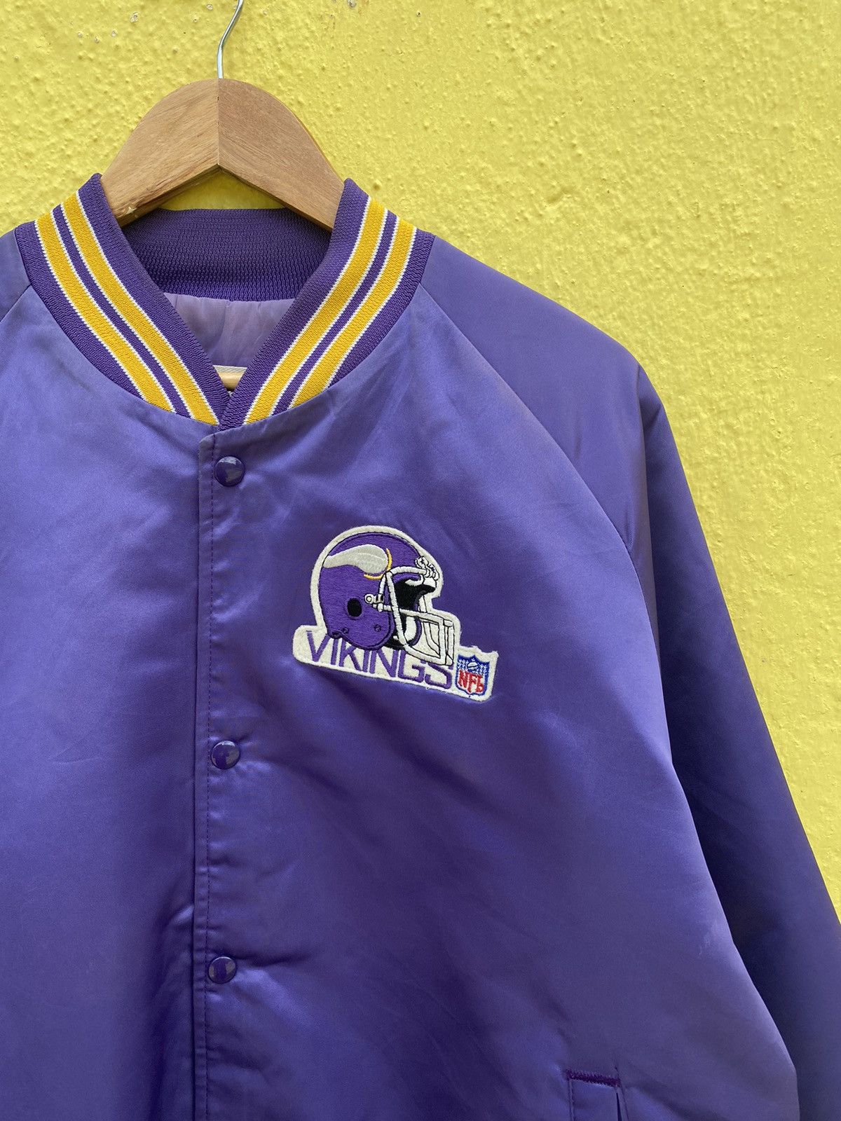 NFL Vintage minnesota viking nfl chalk line satin bomber jacket Size US XL / EU 56 / 4 - 6 Thumbnail