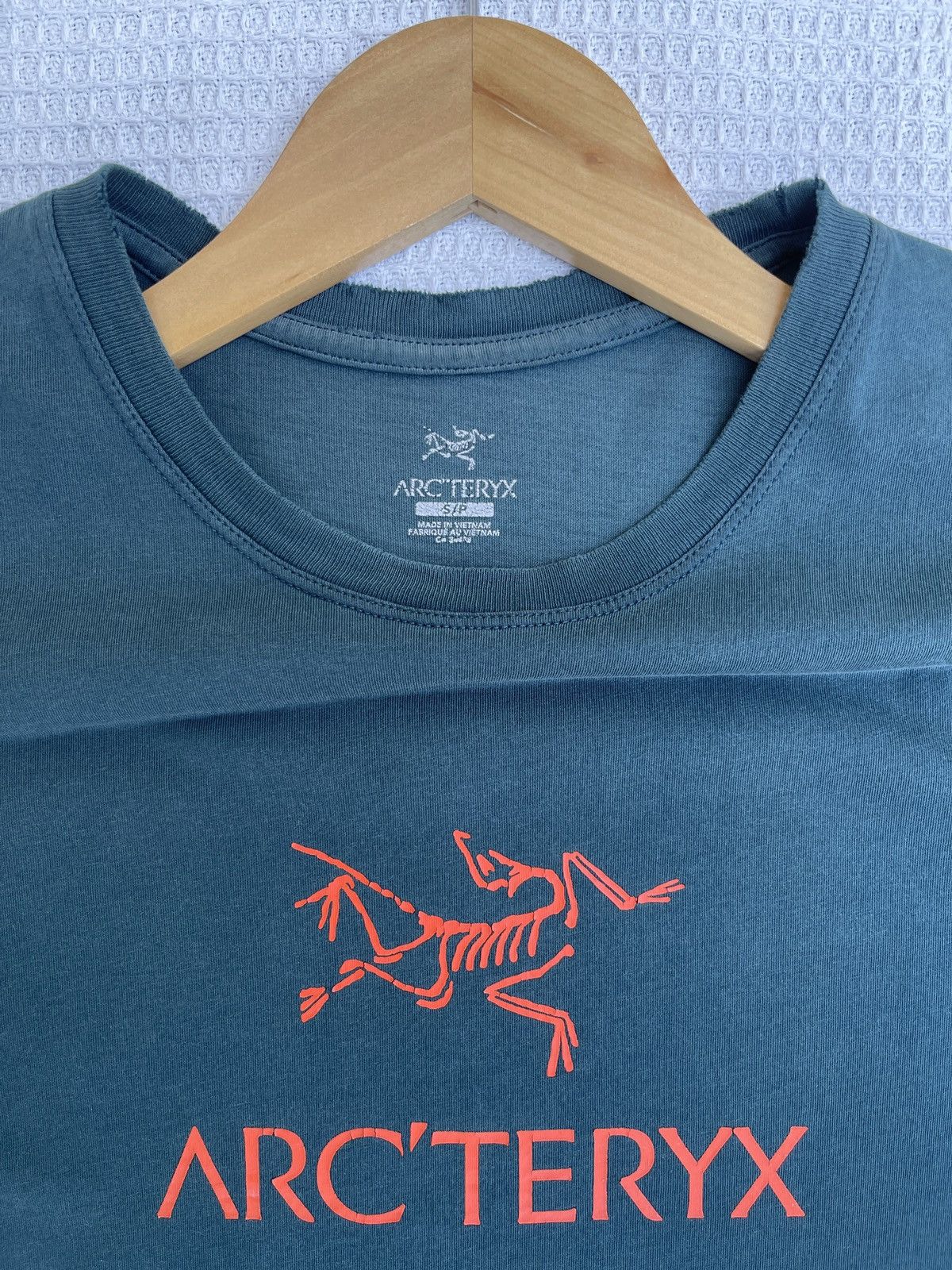 Arc'teryx Rare🔥Sun Faded Arc’teryx Big Logo Thrashed Tee Size US M / EU 48-50 / 2 - 4 Thumbnail