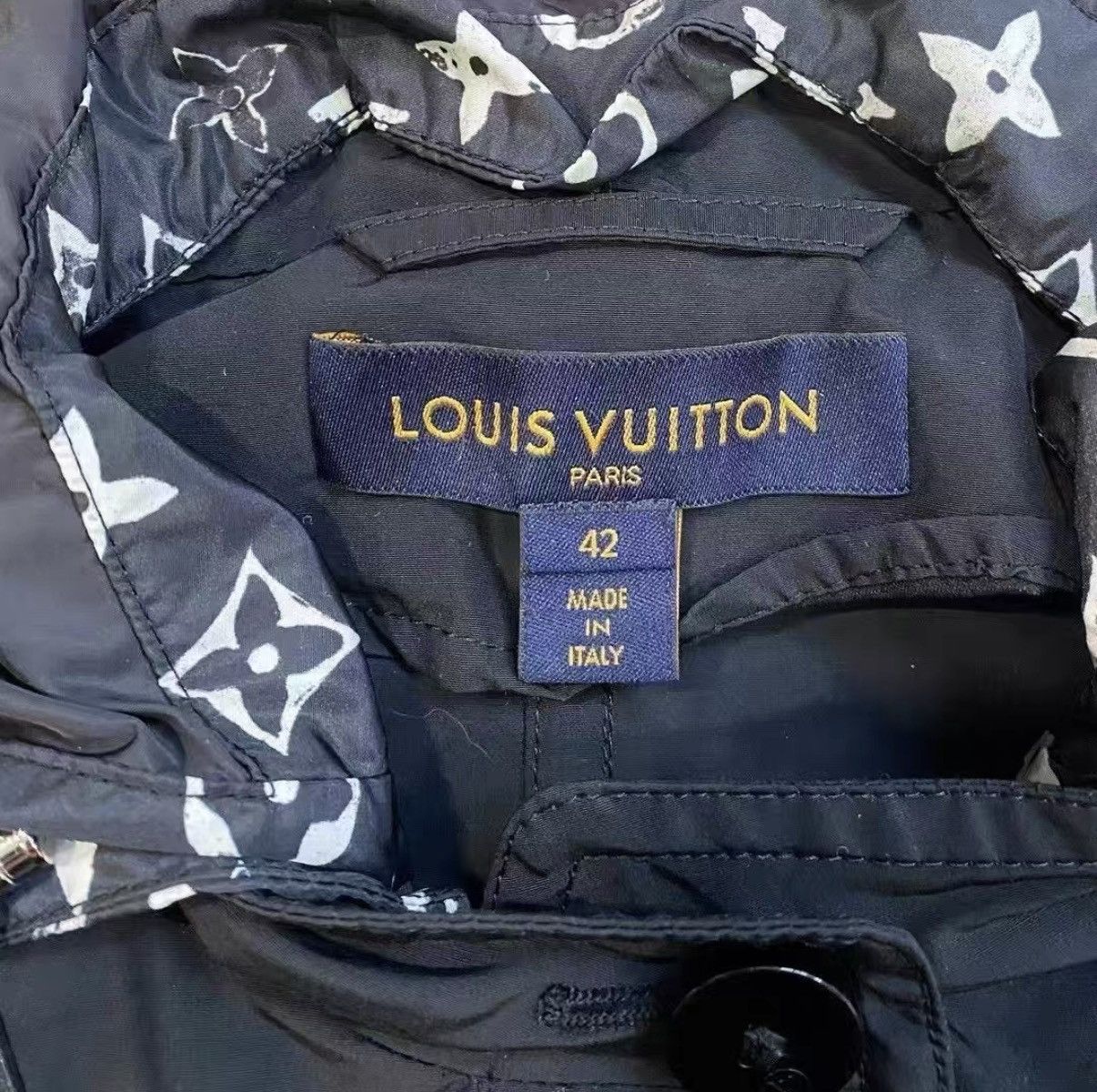 Louis Vuitton Louis Vuitton Hooded Windbreaker Jacket J33 Size M / US 6-8 / IT 42-44 - 3 Thumbnail