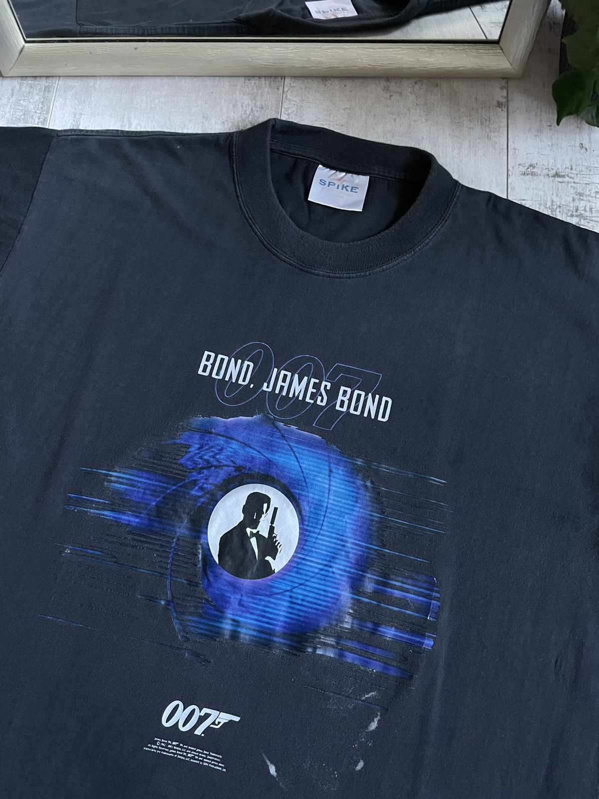 Vintage Vintage 2001 James Bond 007 T-Shirt Movie Agents Gun RARE Size US L / EU 52-54 / 3 - 2 Thumbnail