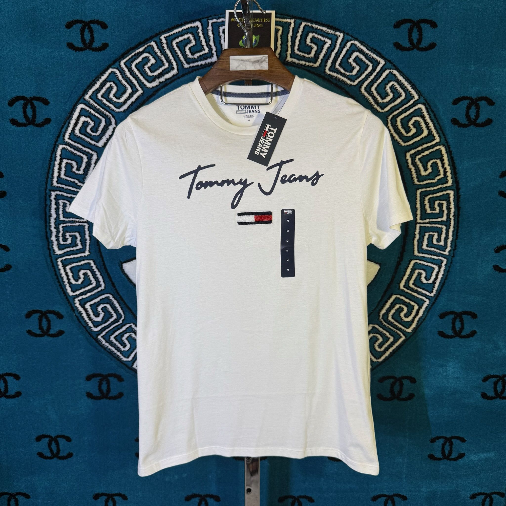 Tommy Hilfiger THE TOMMY HILFIGER SCRIPT LOGO ORNAMENTAL FLAG S/S T SHIRT Size US M / EU 48-50 / 2 - 1 Preview