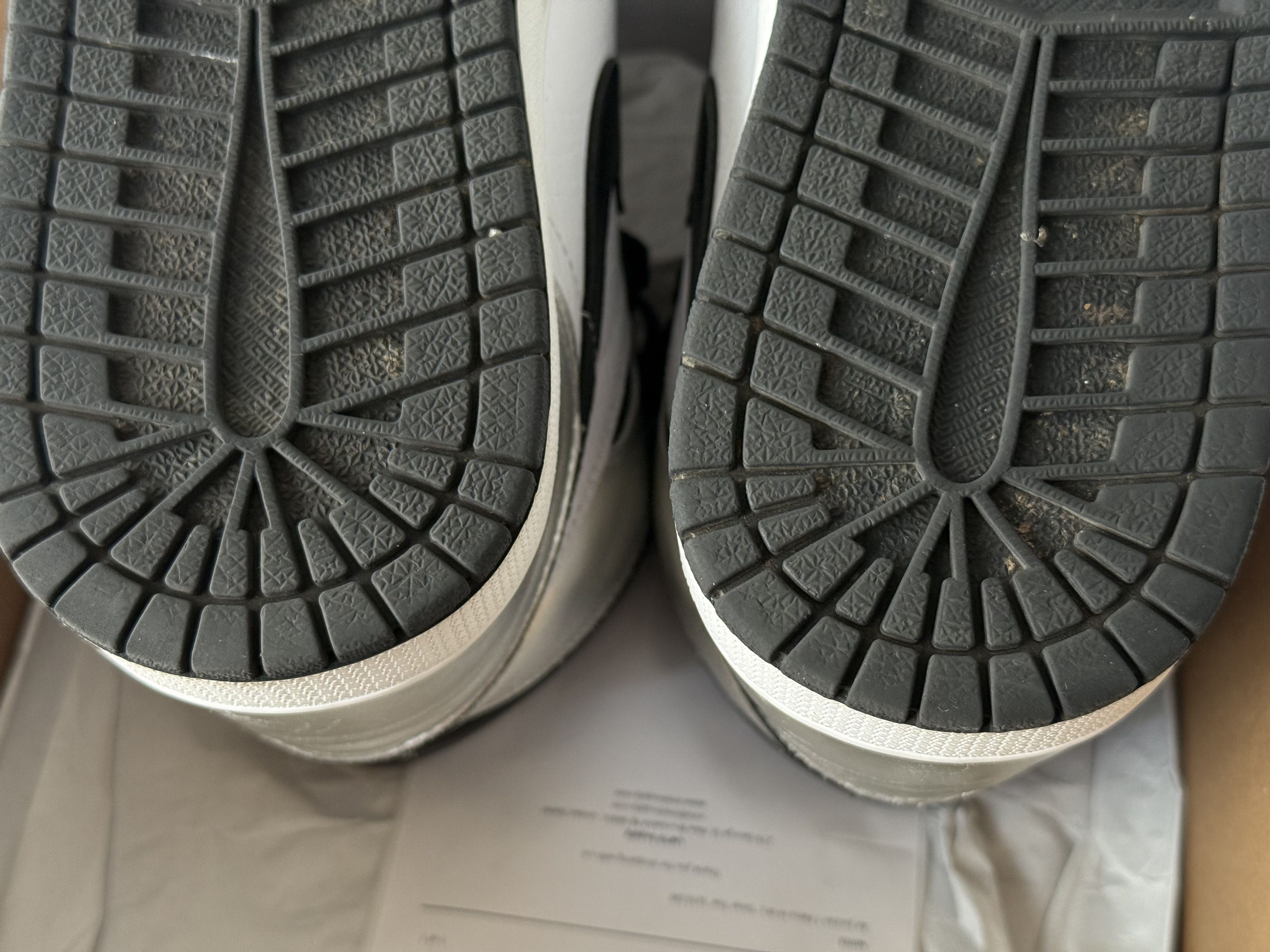 Nike *USED* Nike Air Jordan 1 Retro High OG Silver Toe W10.5 / M9 Size US 9 / EU 42 - 7 Thumbnail