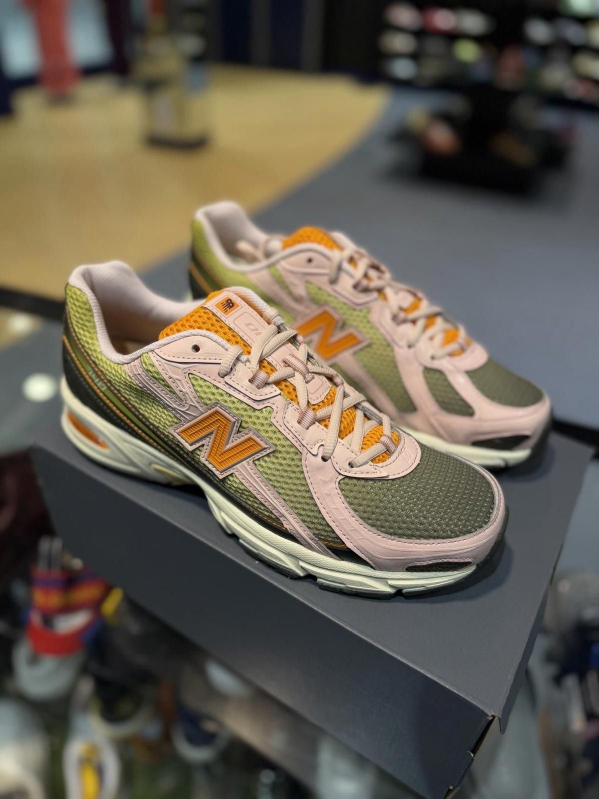 New Balance New Balance 740 Saignée Pink Green Sneakers U740GP2 (10.5) Size US 10.5 / EU 43-44 - 4 Thumbnail