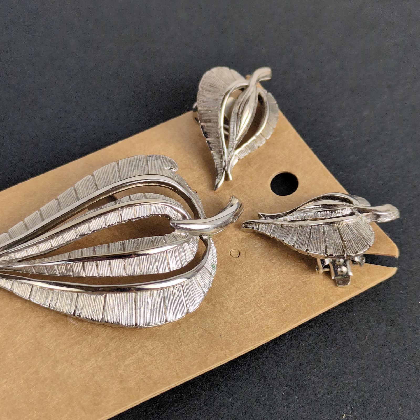 Vintage Mid-Century Silvertone Leaf Brooch Pin Clip-On Earrings Set Size ONE SIZE - 3 Thumbnail