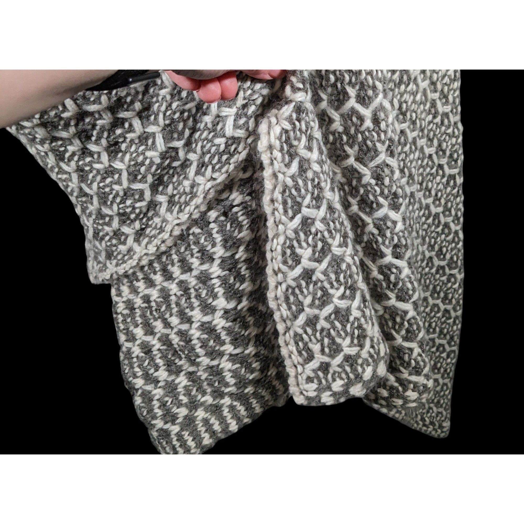 Other Simply Noelle Grey And White Chunky Knit Button Down Poncho Size ONE SIZE - 3 Thumbnail
