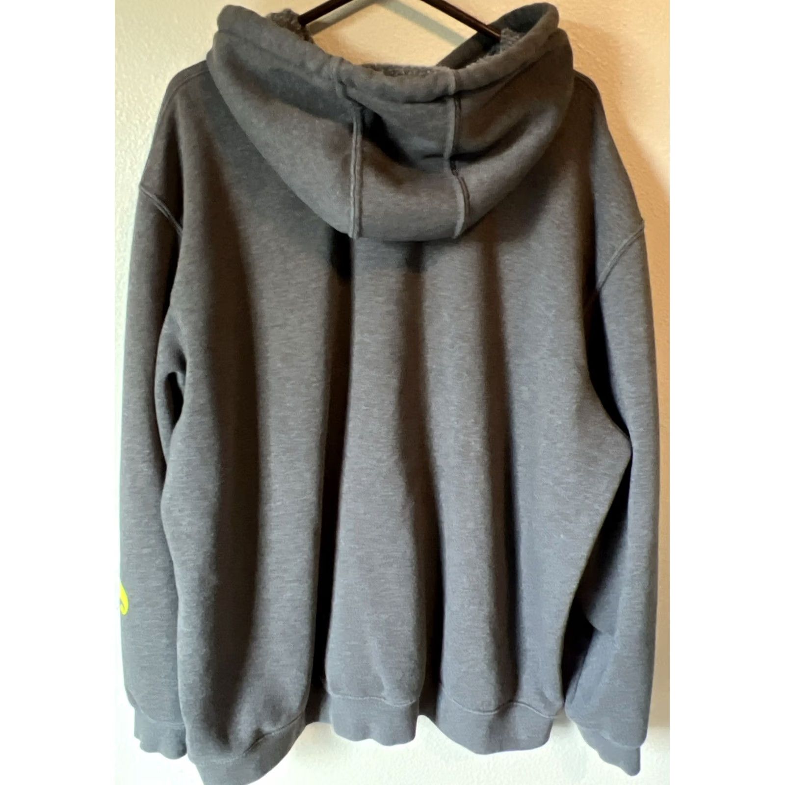 Carhartt VINTAGE Carhartt Hoodie Men’s 2XL Pullover J2001 Logo On Sleeve Gray Cotton Polyester Knit Sweatshirt Shirt Mens 2XL Hooded Outdoor 90s Style Size US XXL / EU 58 / 5 - 2 Thumbnail