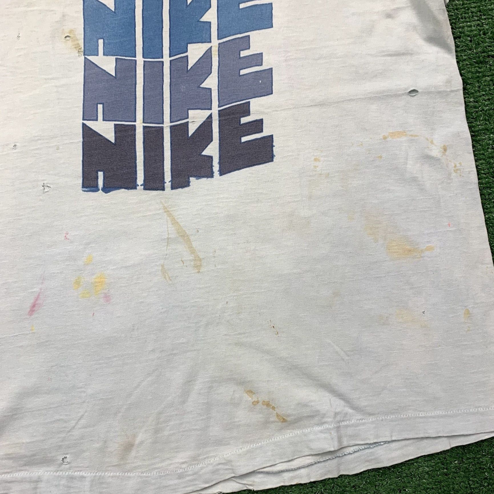 Nike VINTAGE Nike Graphic Tee Unisex L Blue USA 90s Distressed Original Size US L / EU 52-54 / 3 - 3 Thumbnail