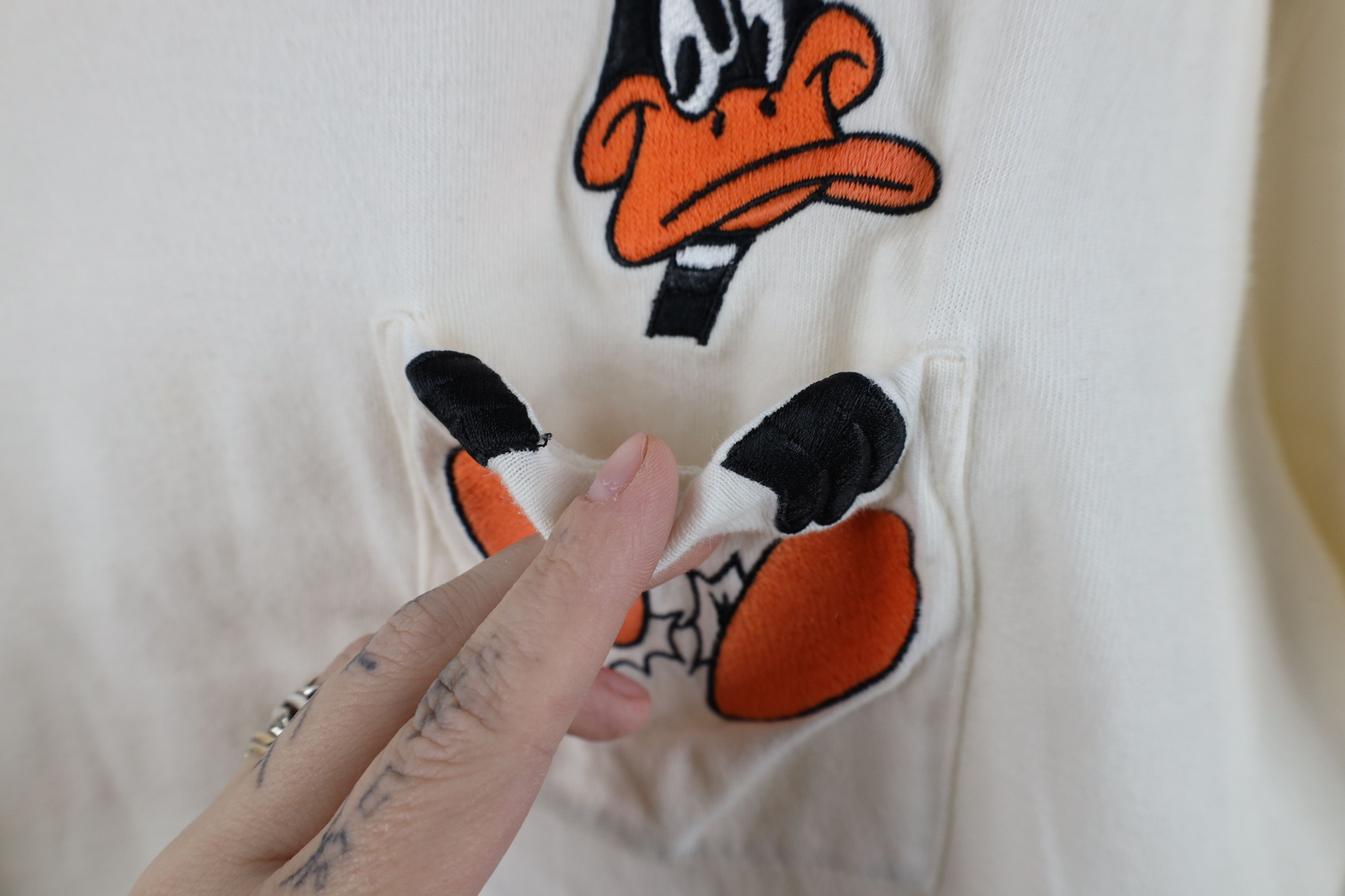 Vintage Vintage 90s Looney Tunes Daffy Duck Pocket T-Shirt Cream Size US S / EU 44-46 / 1 - 5 Thumbnail