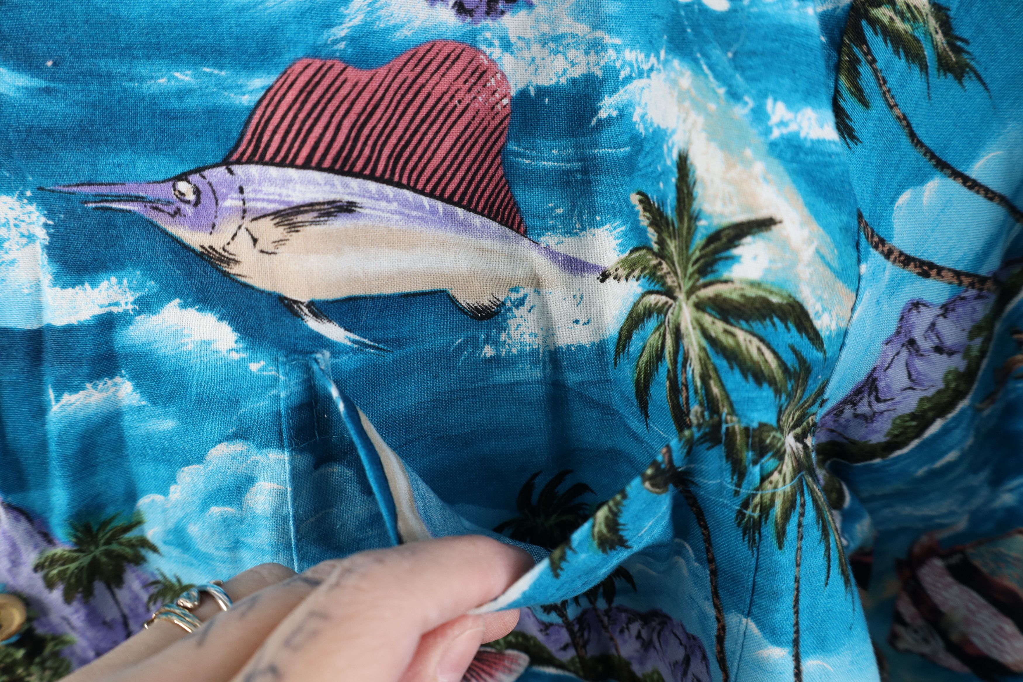 Vintage Vintage 90s Hawaiian Fish All Over Print Camp Collar Shirt Size US XL / EU 56 / 4 - 4 Thumbnail