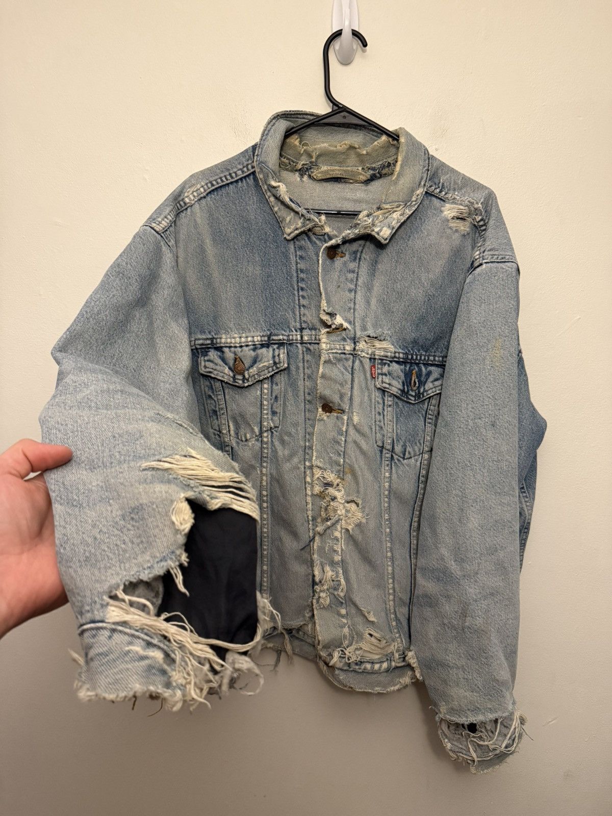 Vintage Vintage Levi’s Distressed Thrashed Denim Workwear Jacket Size US XL / EU 56 / 4 - 5 Thumbnail